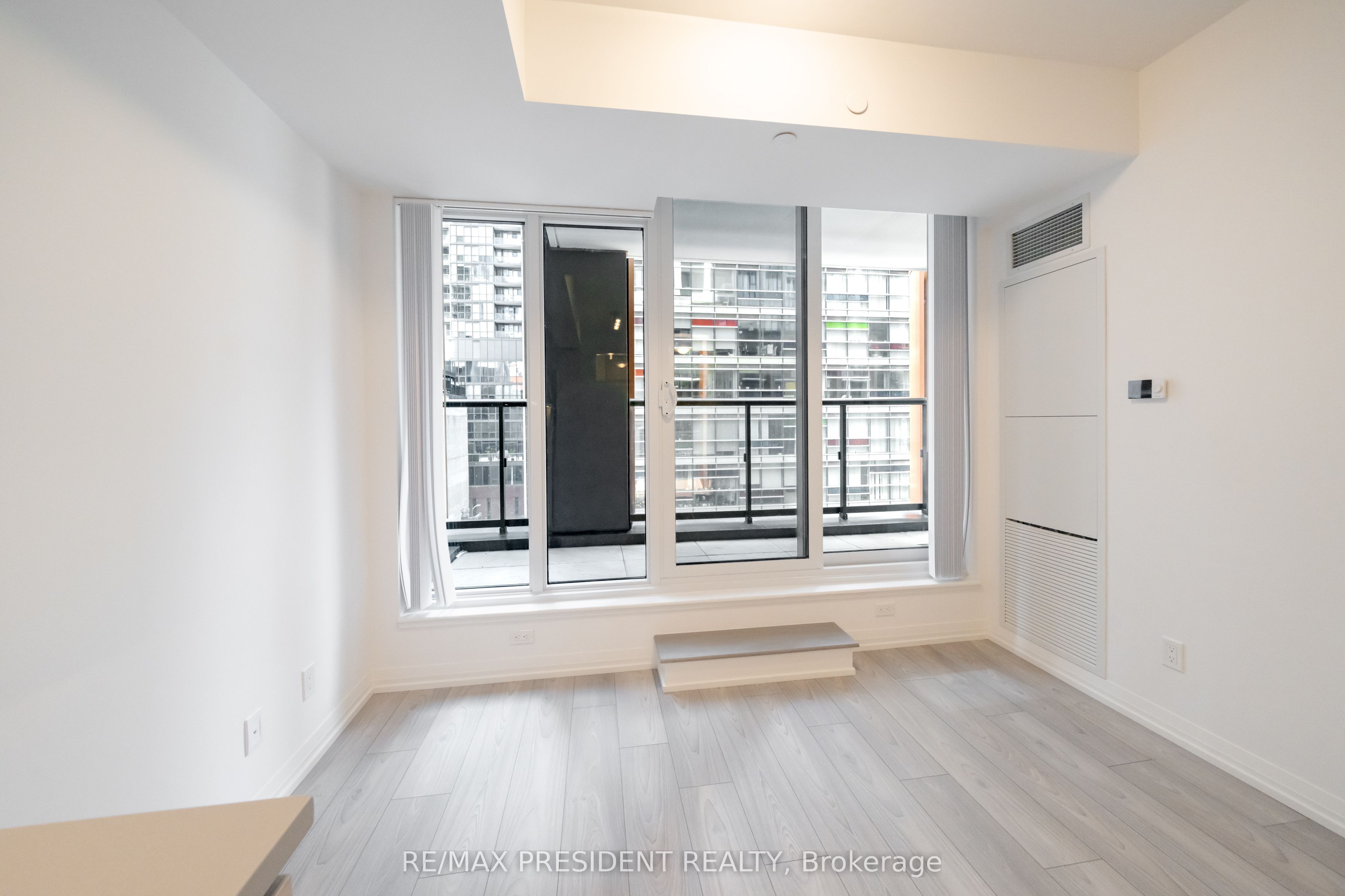 400 King Street W 511, Toronto, ON M5V 1K2 photo 4