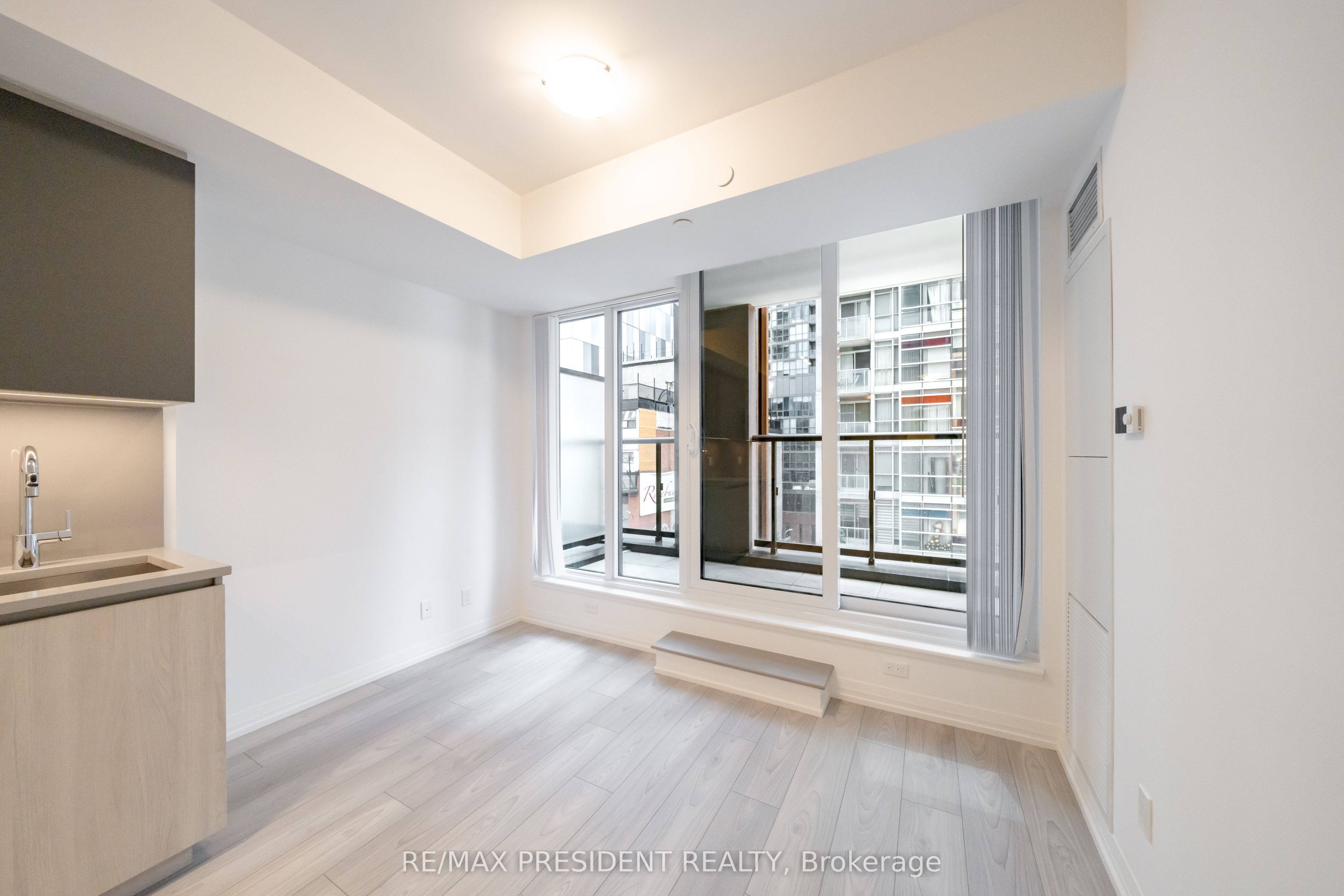 400 King Street W 511, Toronto, ON M5V 1K2 photo 5