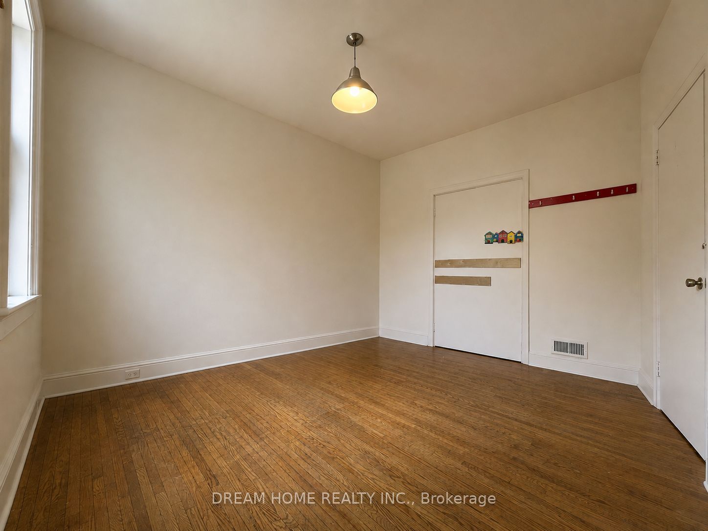 107 Huron st Street, Toronto, ON M5T 2A9 photo 2