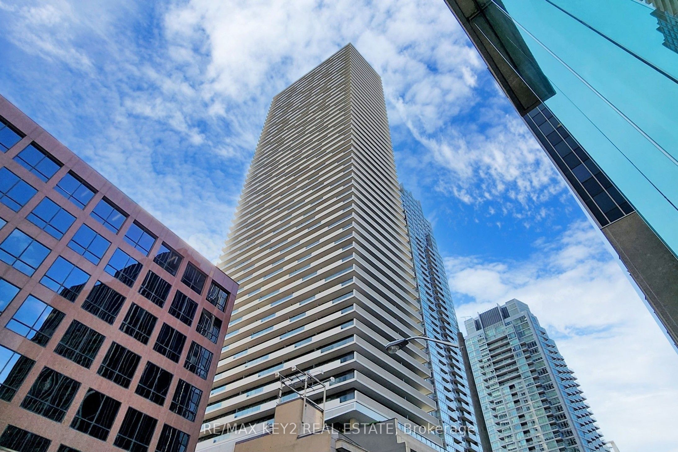 2221 Yonge Street 4904, Toronto, ON M4S 0B8