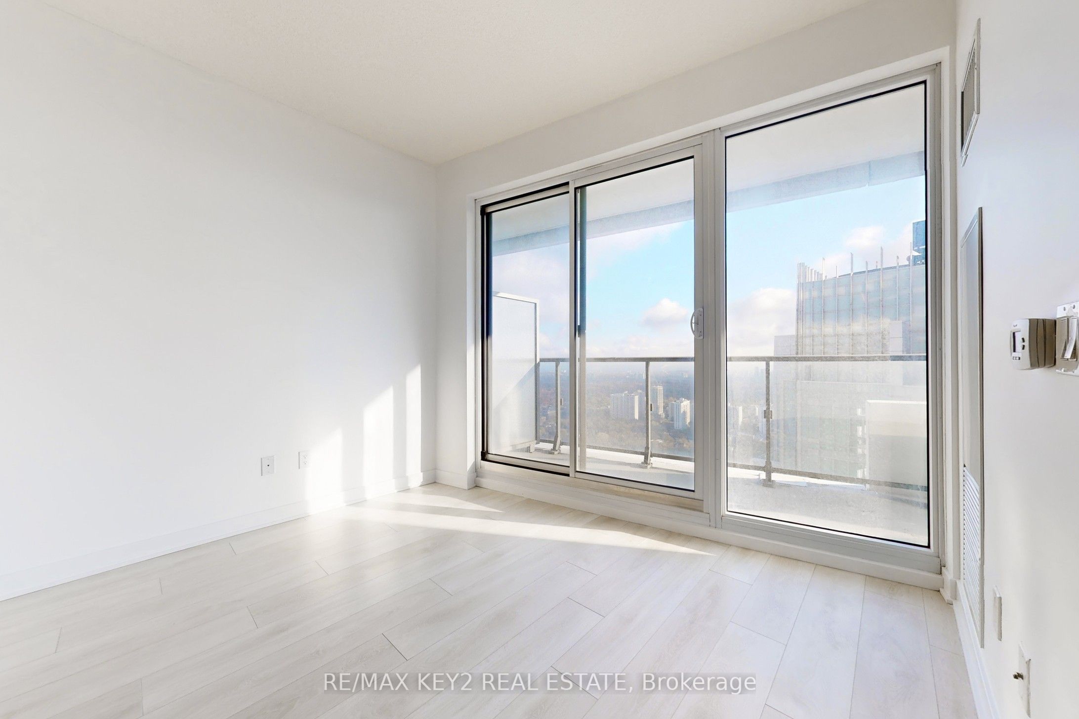 2221 Yonge Street 4904, Toronto, ON M4S 0B8 photo 3