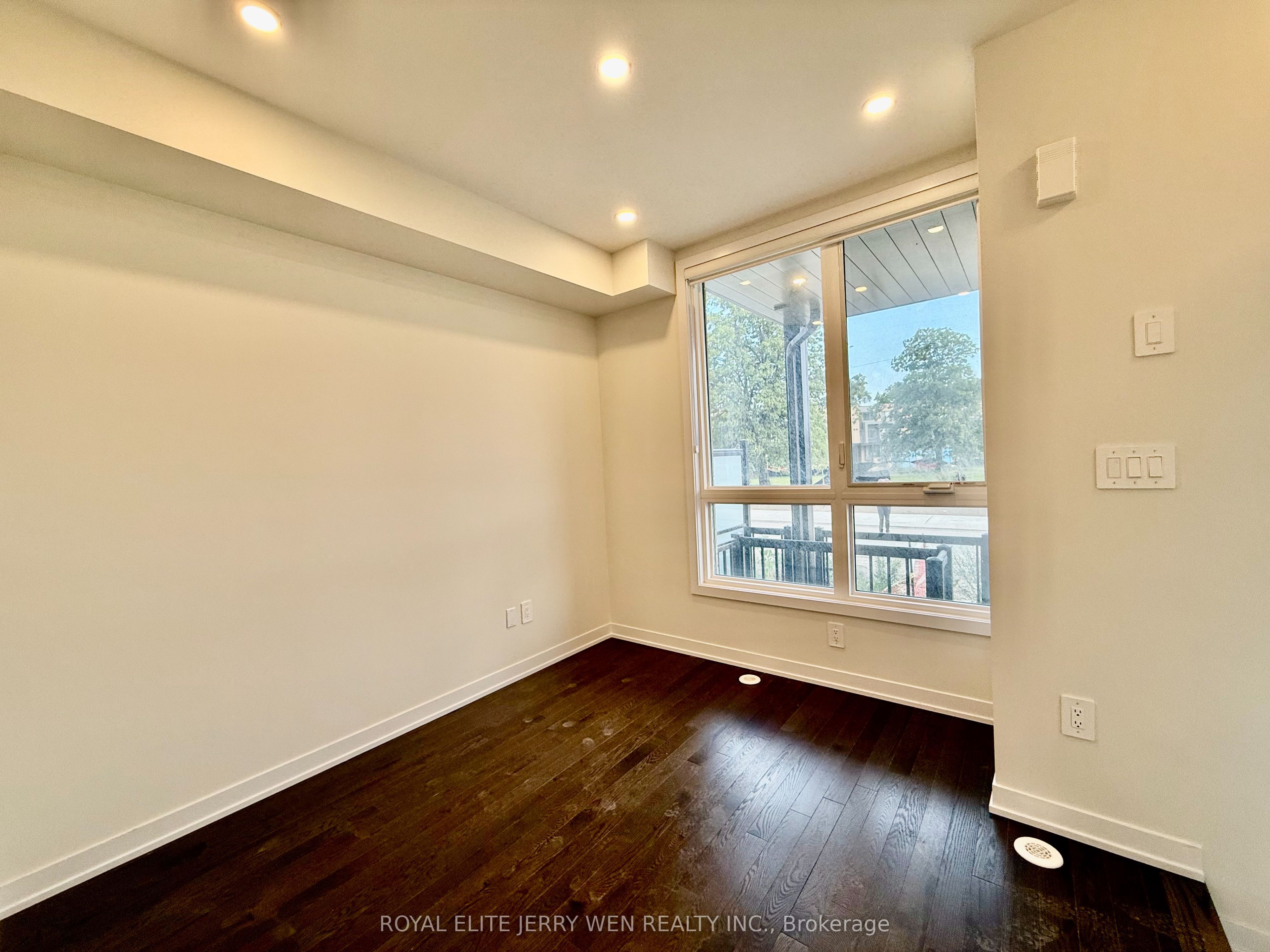 46 Green Gardens Boulevard, Toronto, ON M5A 0E7 photo 2