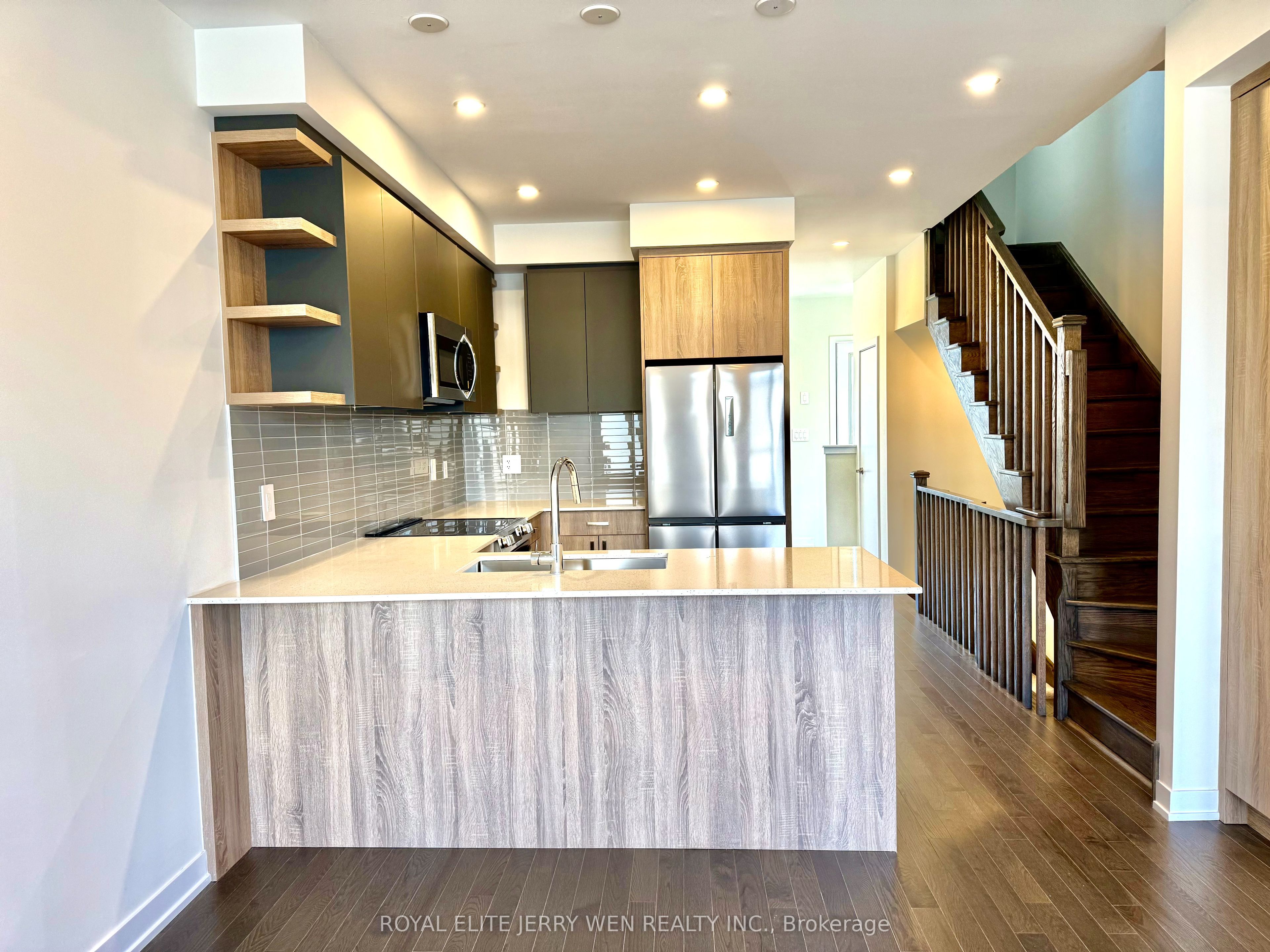 46 Green Gardens Boulevard, Toronto, ON M5A 0E7 photo 3