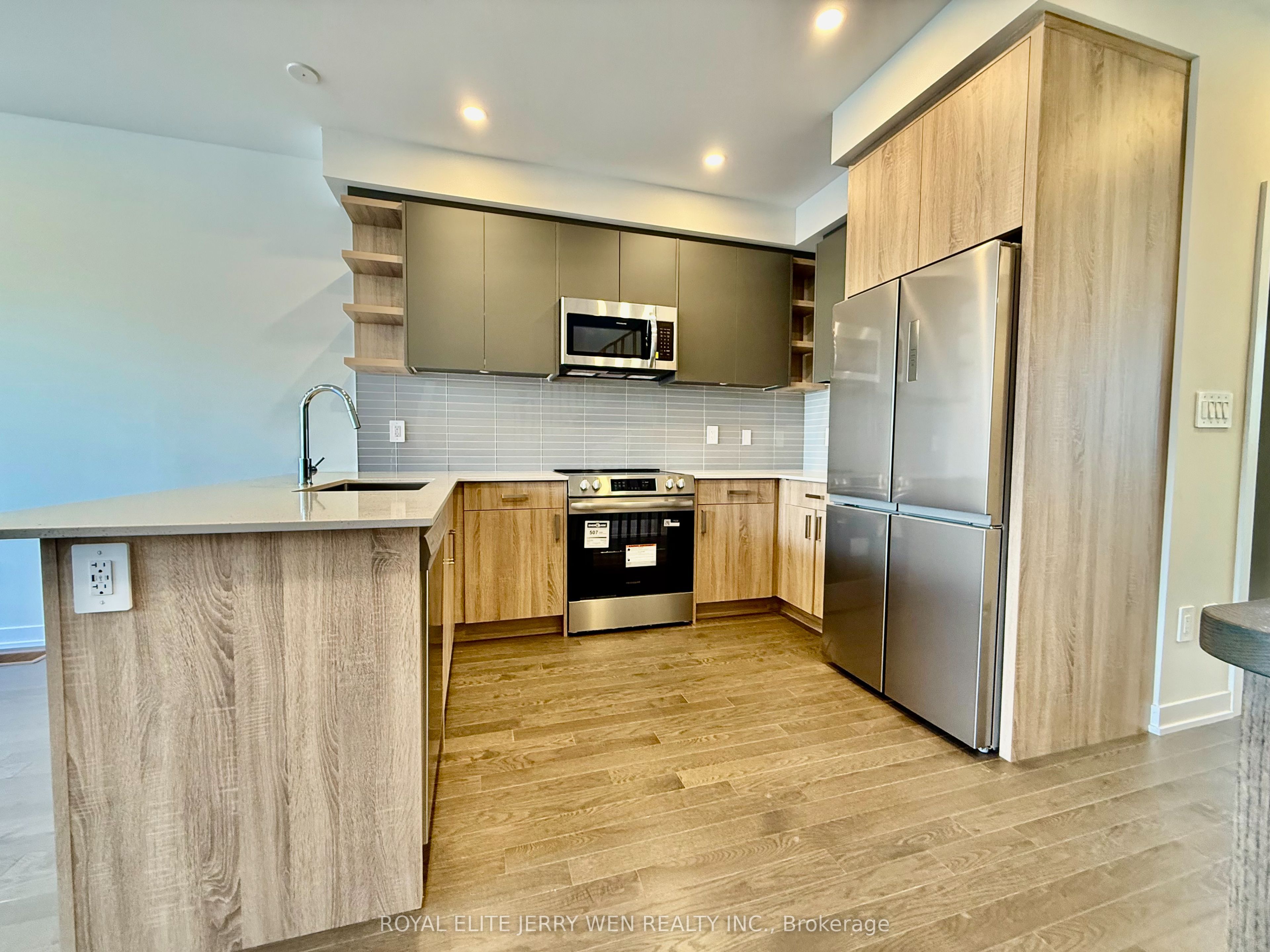46 Green Gardens Boulevard, Toronto, ON M5A 0E7 photo 4