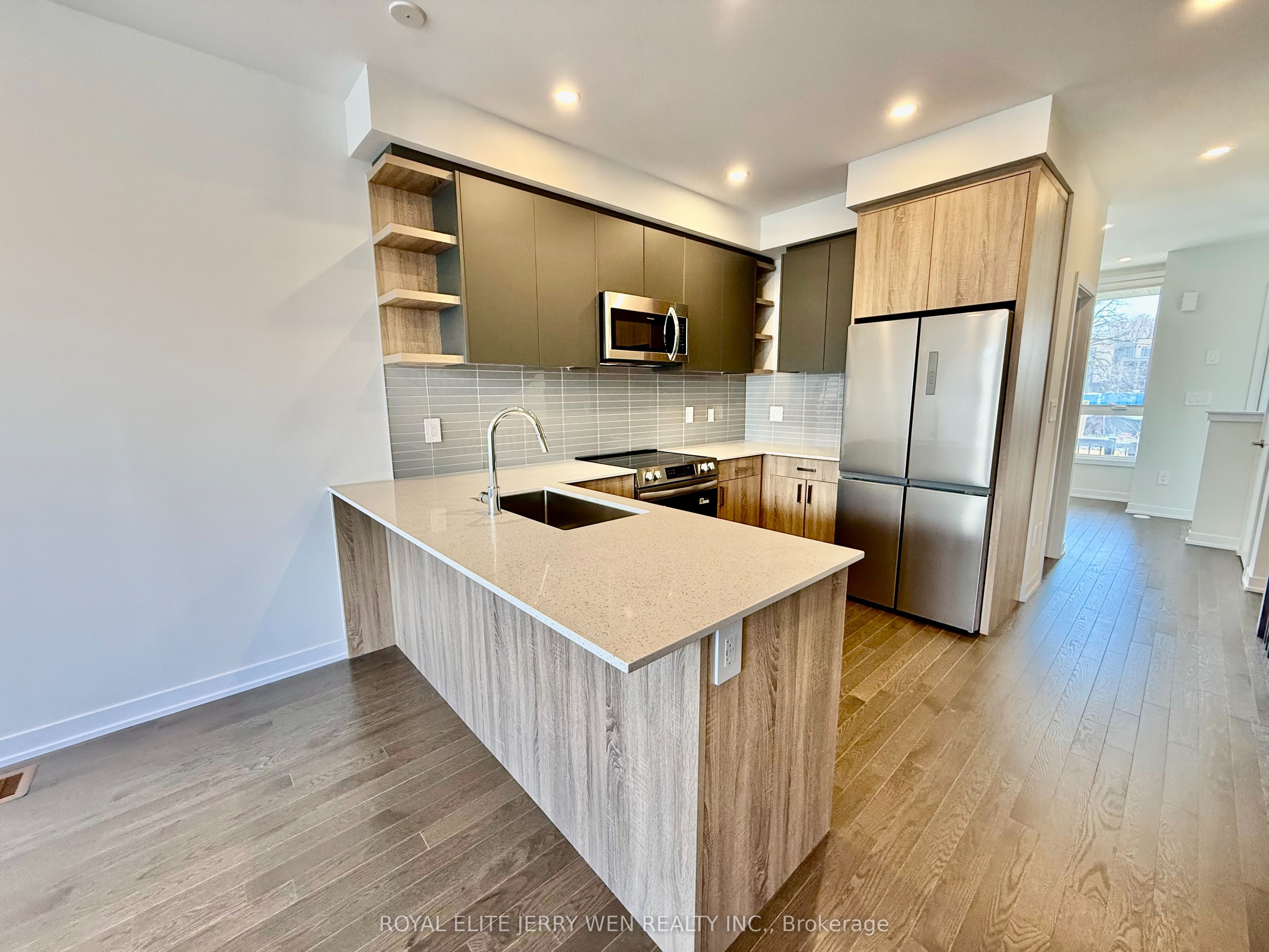46 Green Gardens Boulevard, Toronto, ON M5A 0E7 photo 5