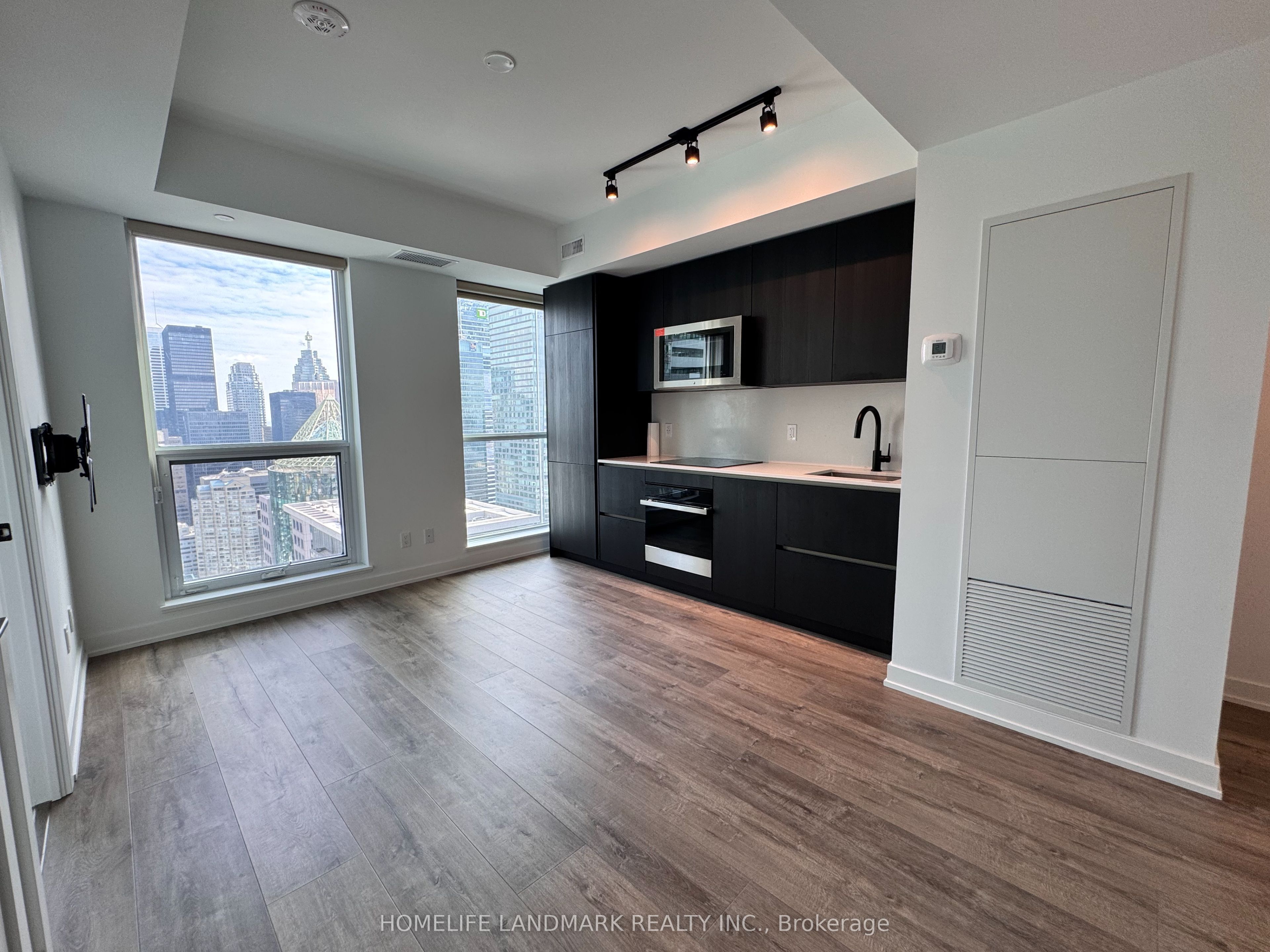 327 King Street 4001, Toronto, ON M5V 0W7 photo 2