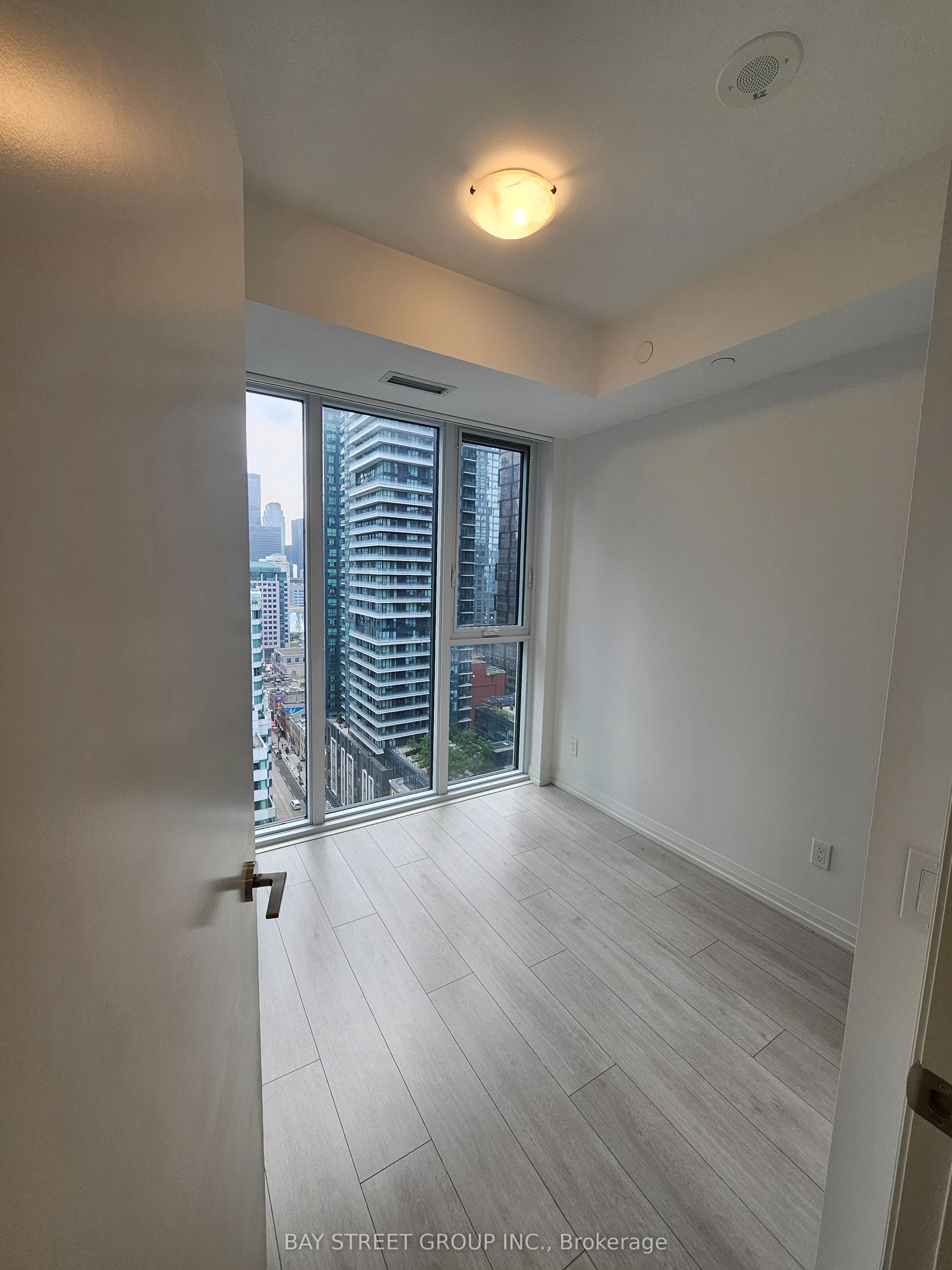 400 King Street W 2206, Toronto, ON M5V 0X8 photo 5