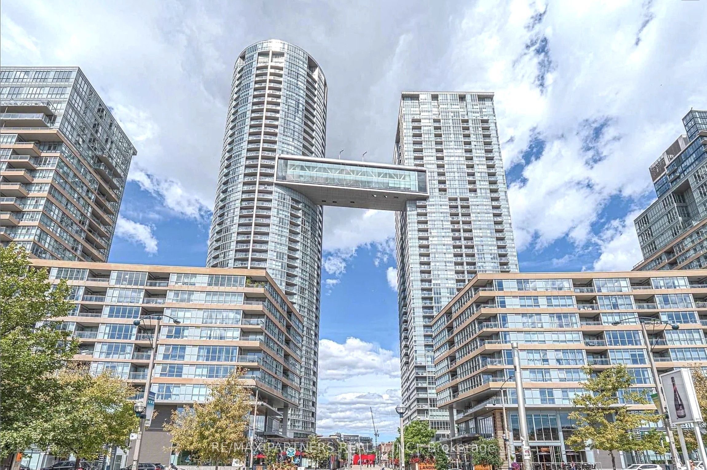 15 Iceboat Terrace 1806, Toronto, ON M5V 4A5