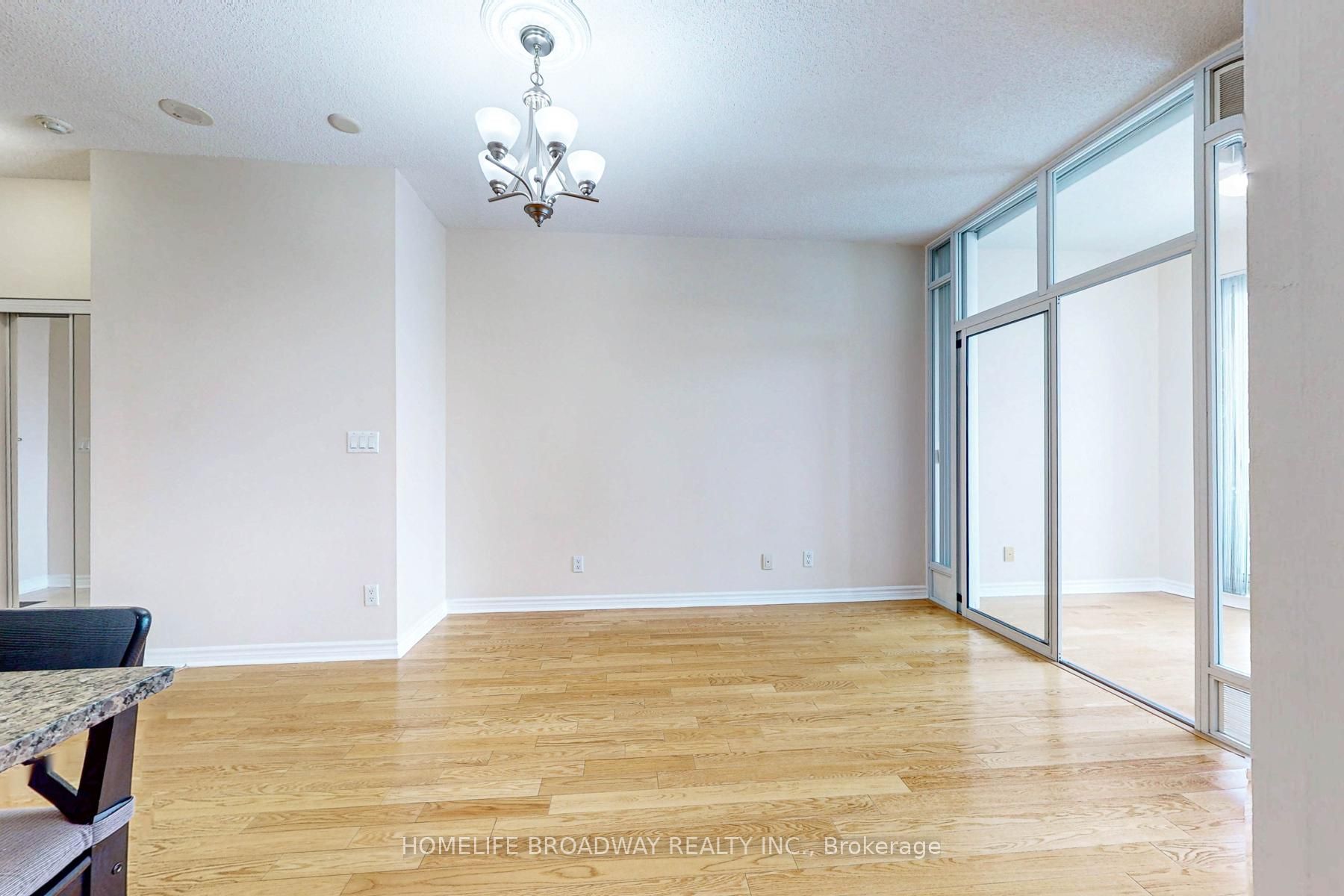 18 Holmes Avenue 2215, Toronto, ON M2N 0E1 photo 4