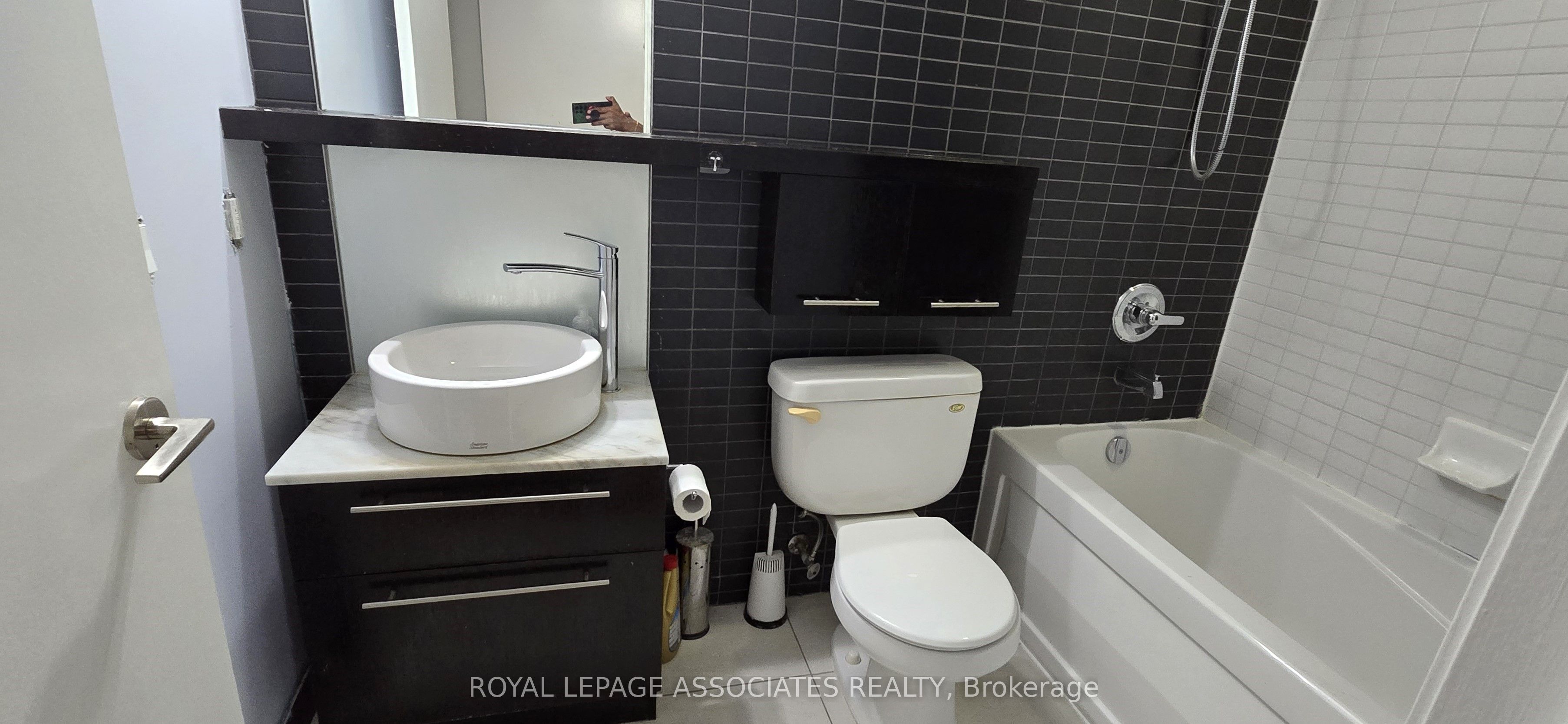 21 Carlton Street 2210, Toronto, ON M5B 1L3 photo 5