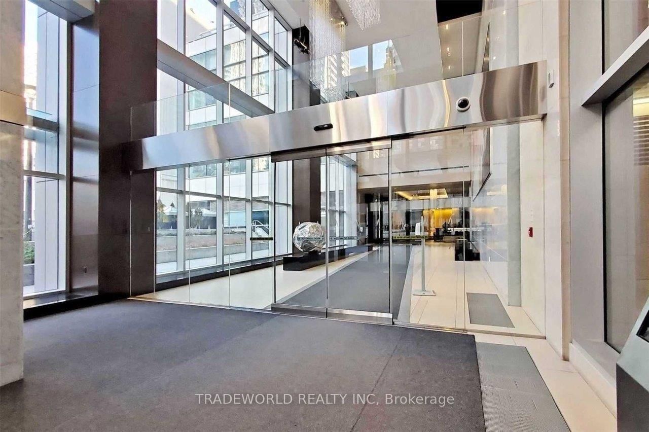 388 Yonge Street 6902, Toronto, ON M5B 0A4 photo 4