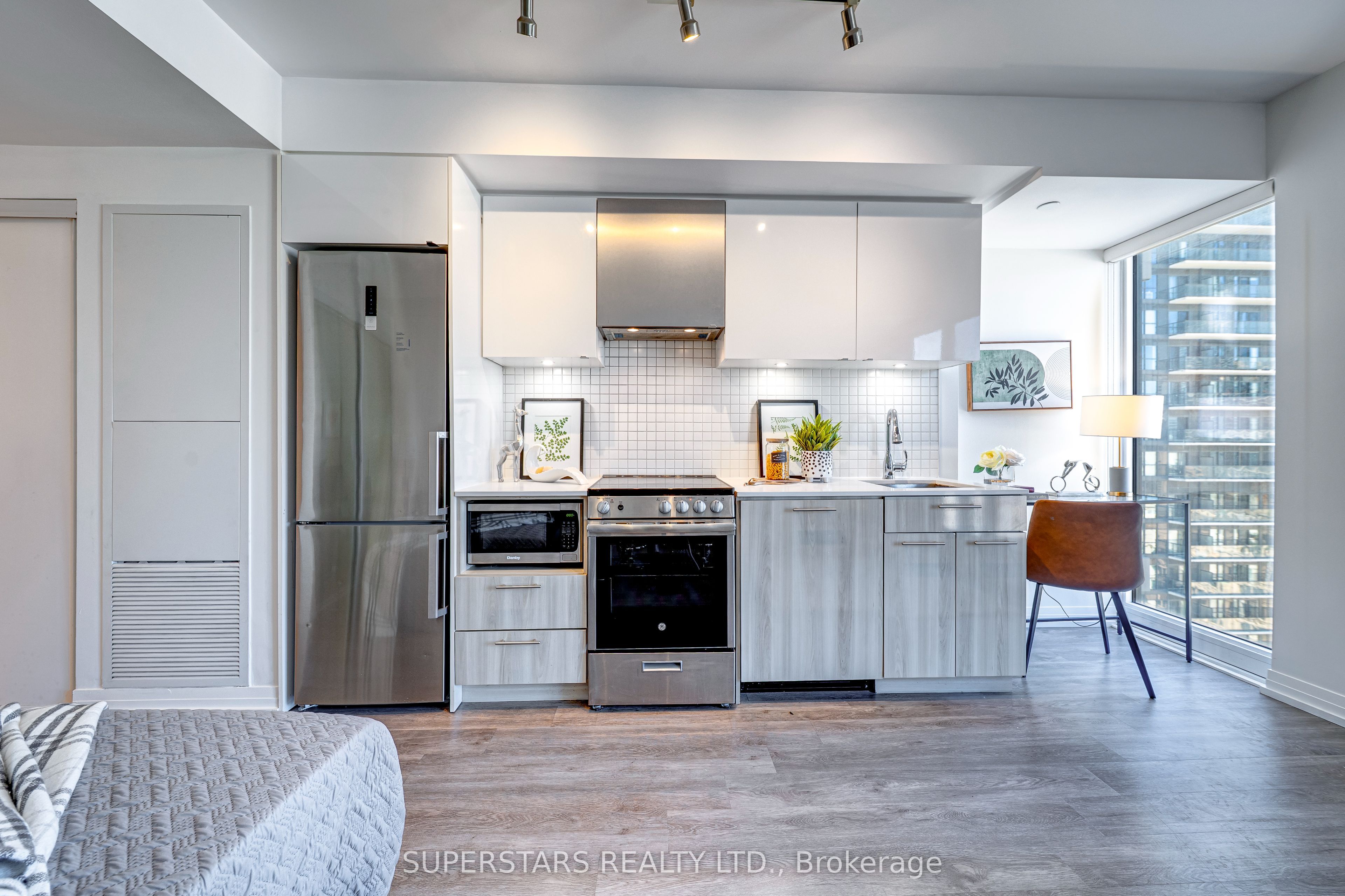 251 Jarvis Street 2507, Toronto, ON M5B 0C3 photo 2