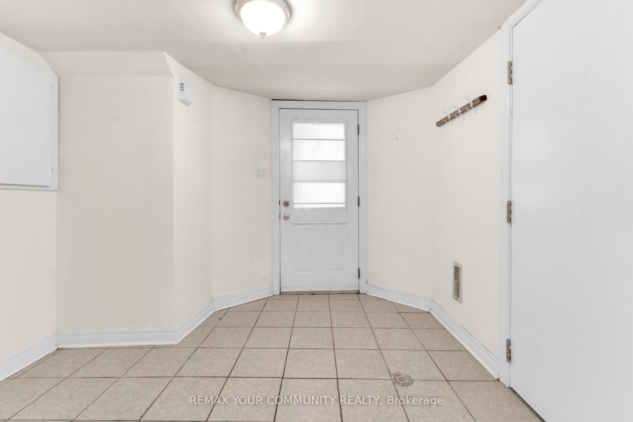 176 Lisgar Street W Bsmt, Toronto, ON M6J 3G3 photo 4