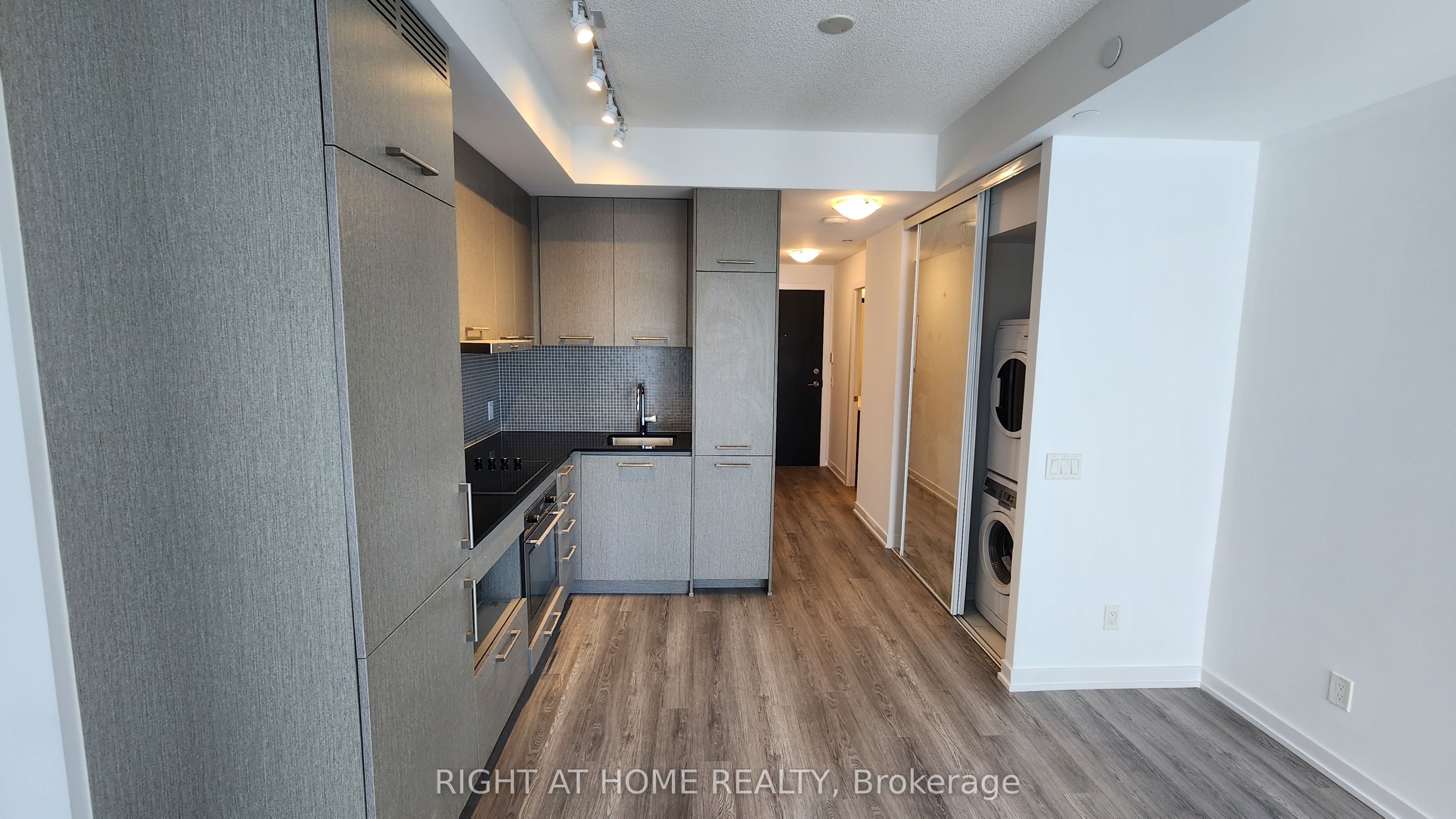 87 Peter Street 2312, Toronto, ON M5V 0P1 photo 2
