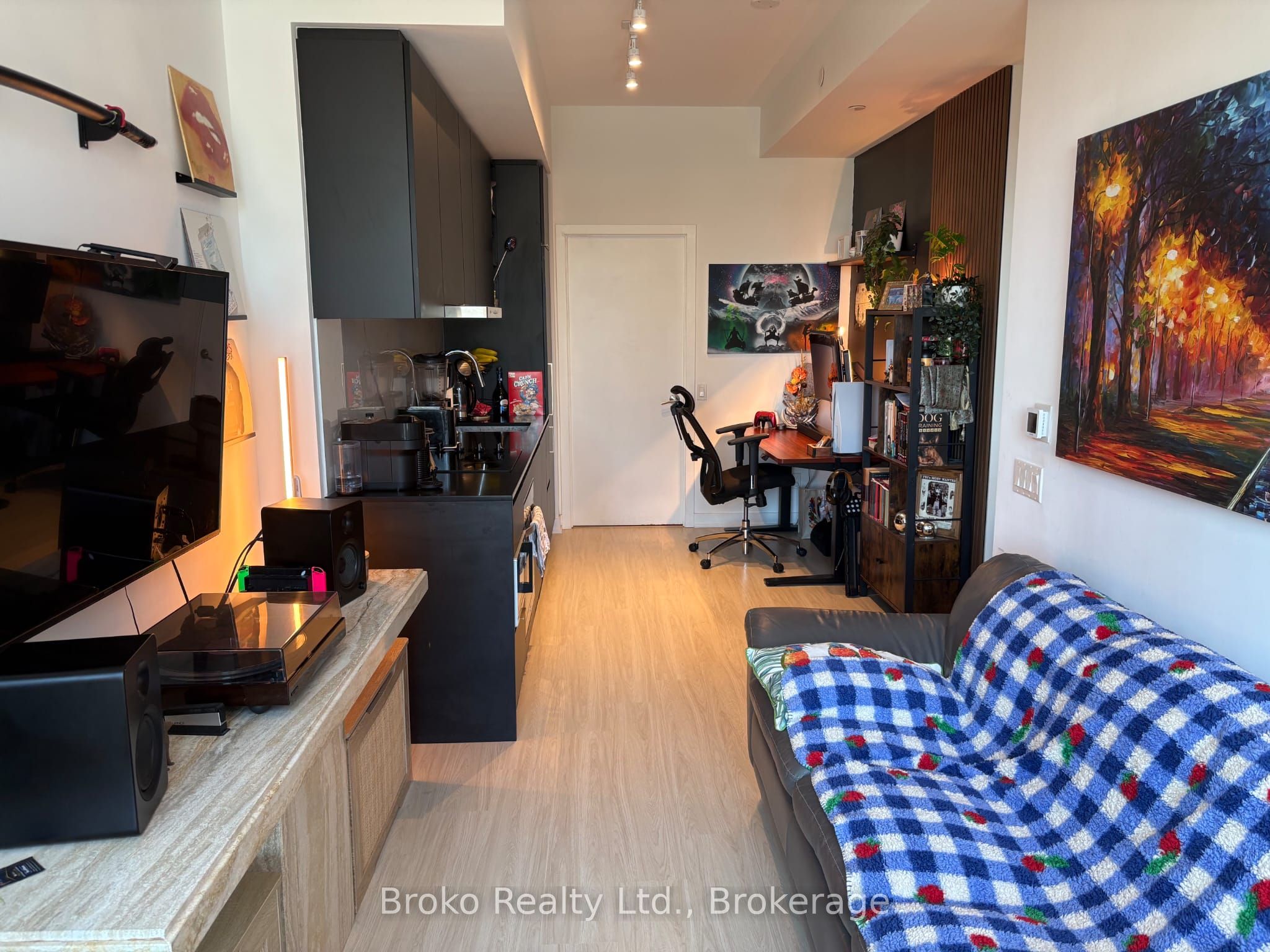8 Wellesley Street W 1610, Toronto, ON M4Y 3B2 photo 2