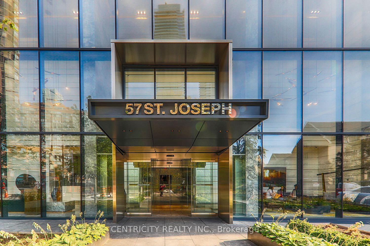 57 St Joseph Street 822, Toronto, ON M5S 0C5 photo 2