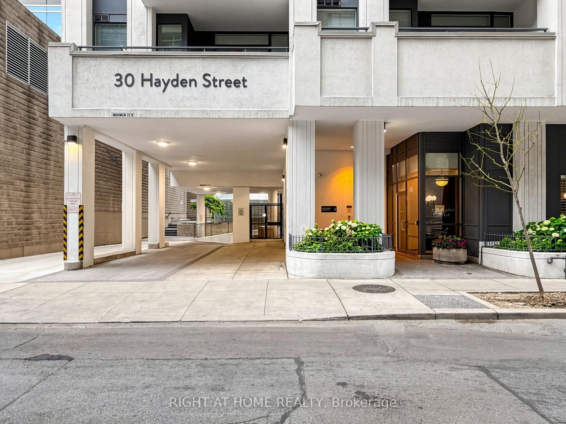 30 Hayden Street 404, Toronto, ON M4Y 3B8 photo 3