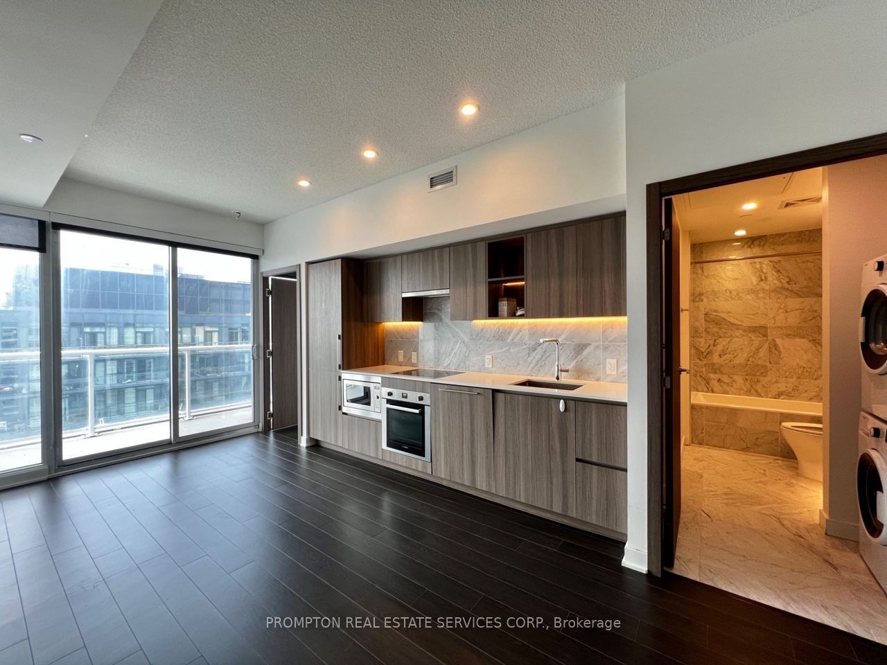 19 BATHURST Street 3502, Toronto, ON M5V 0N2 photo 2