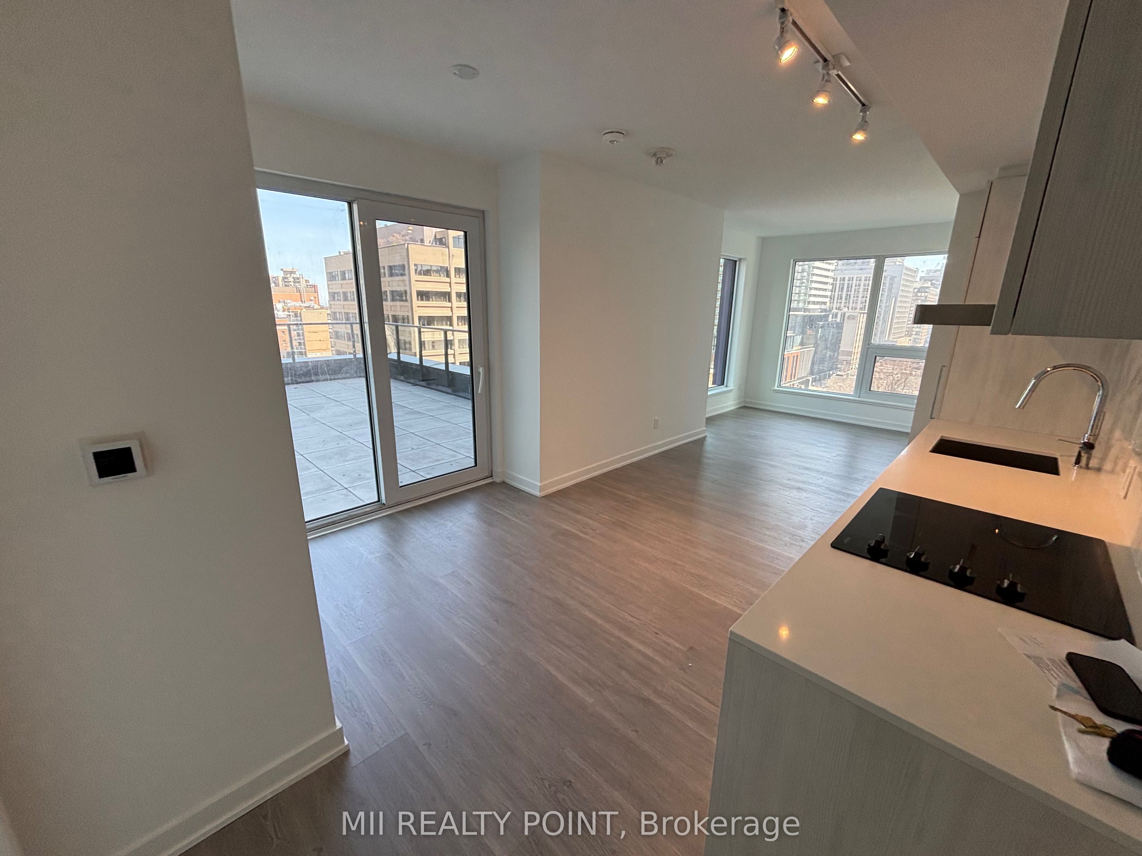 8 Wellesley Street W 908, Toronto, ON M4Y 1E7 photo 2