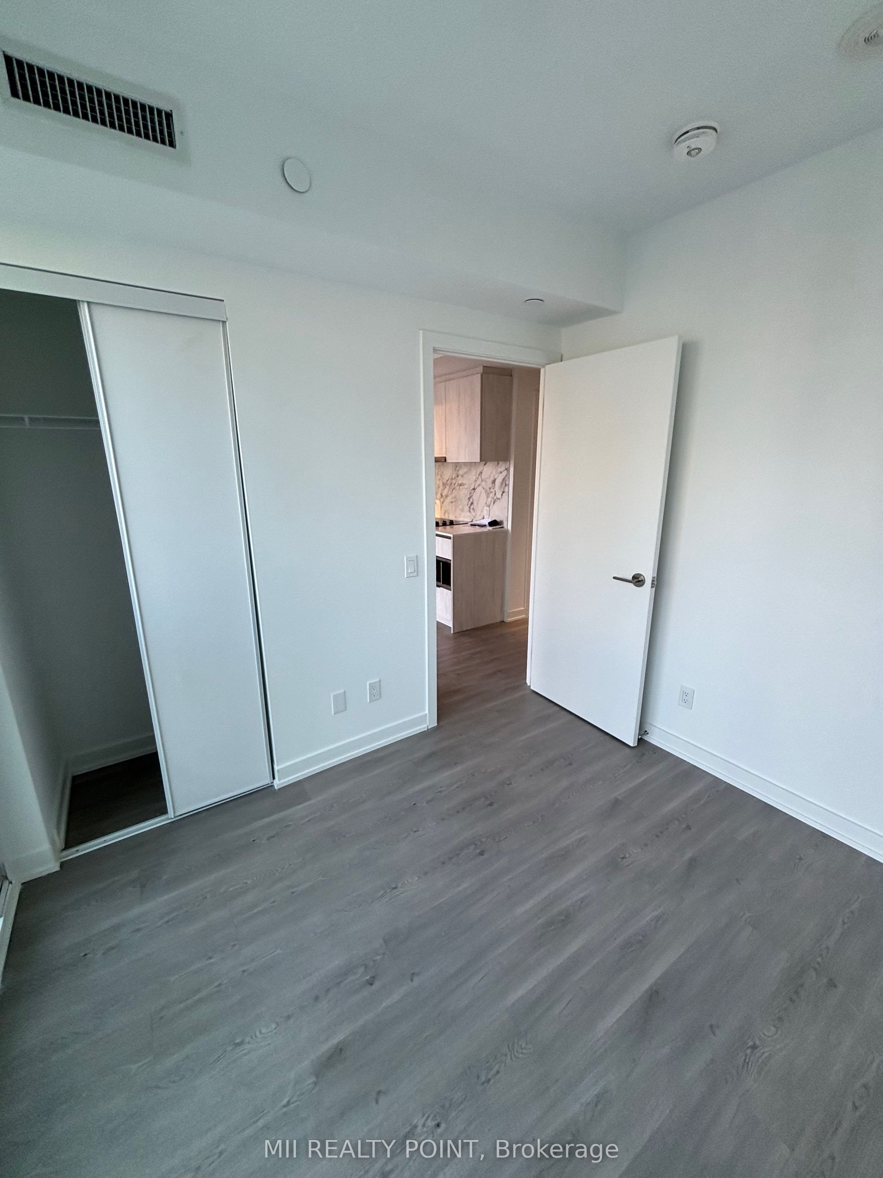 8 Wellesley Street W 908, Toronto, ON M4Y 1E7 photo 5