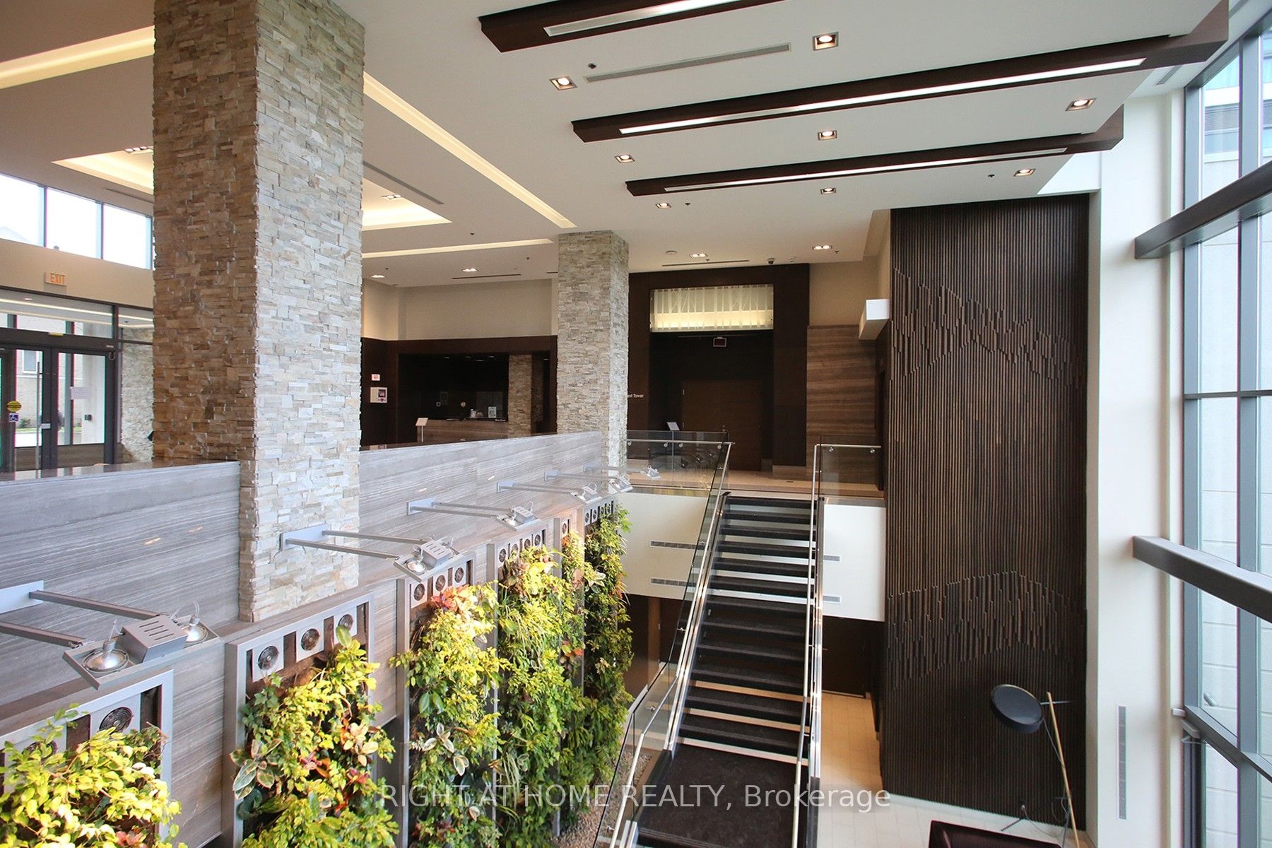 35 Brian Peck Crescent 303, Toronto, ON M4G 0A5 photo 4