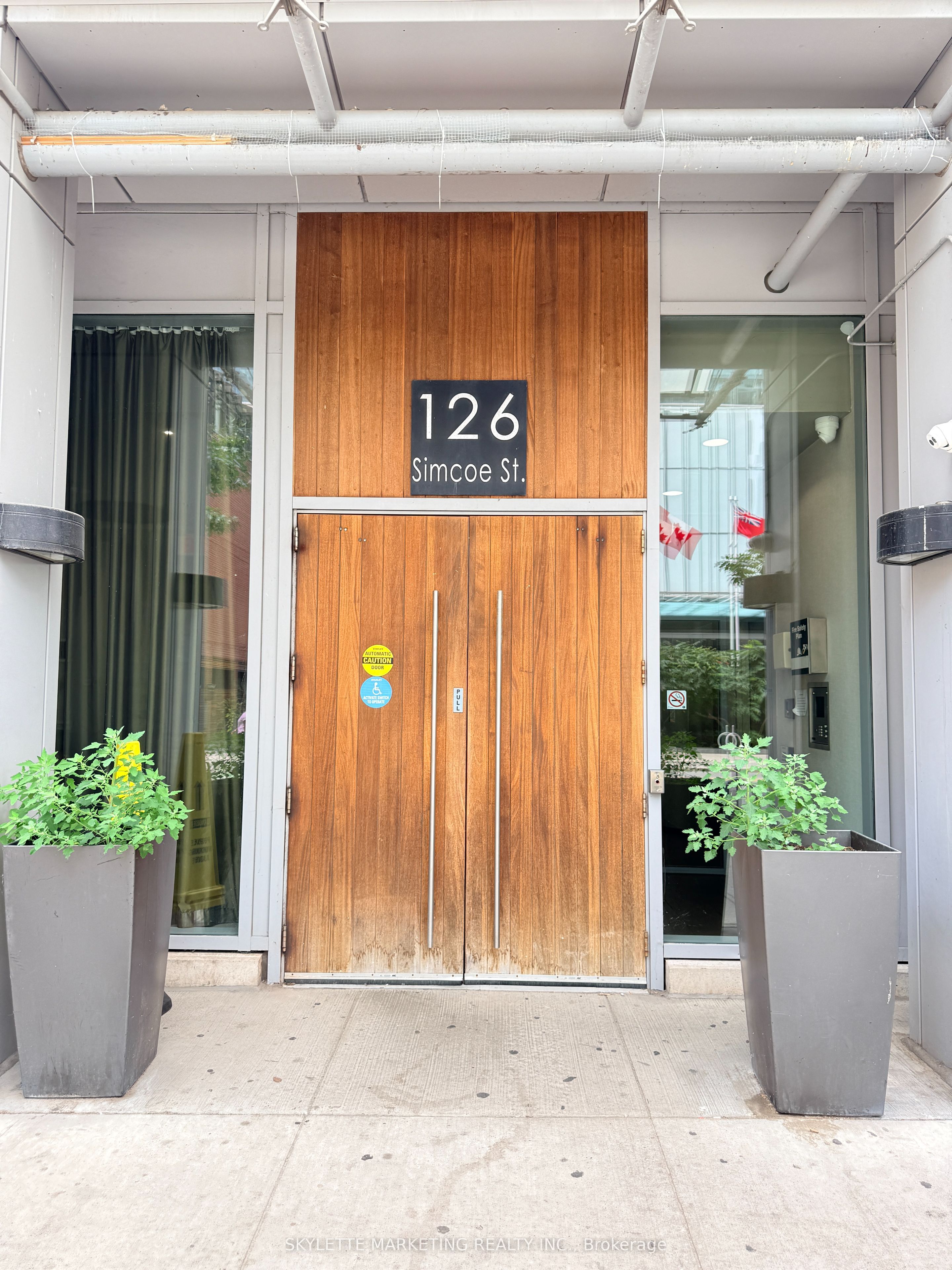 126 Simcoe Street 1203, Toronto, ON M5H 4E6 photo 2