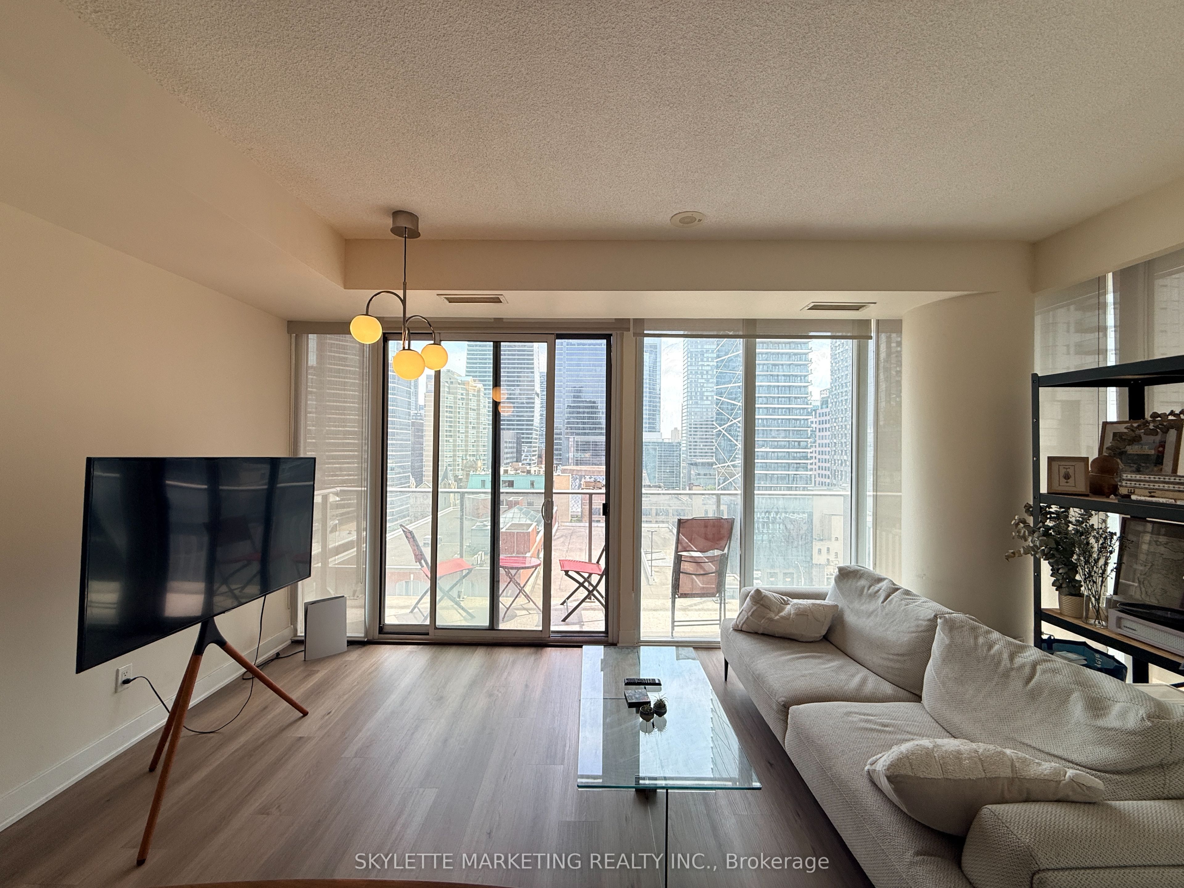 126 Simcoe Street 1203, Toronto, ON M5H 4E6 photo 3