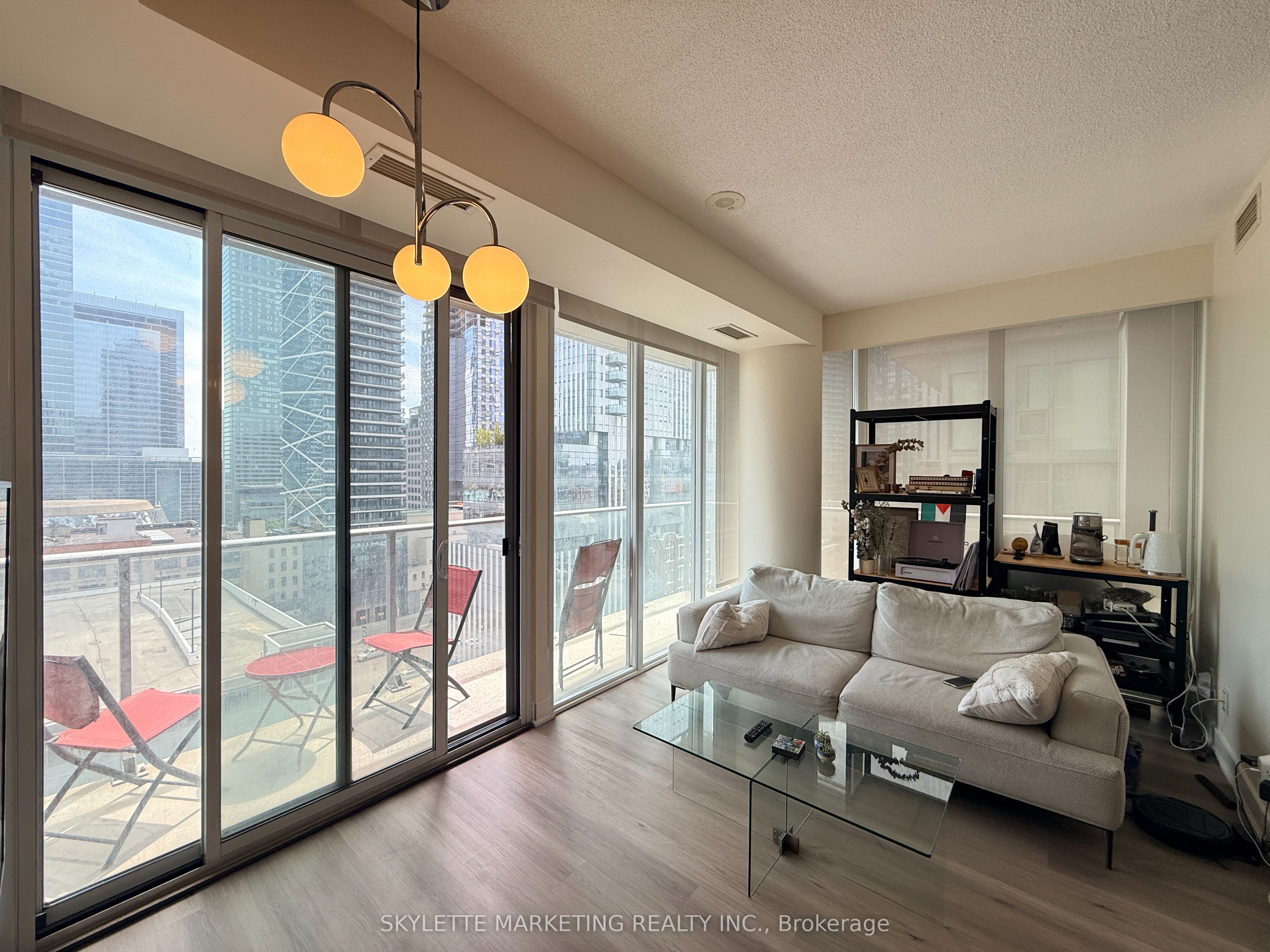 126 Simcoe Street 1203, Toronto, ON M5H 4E6 photo 4