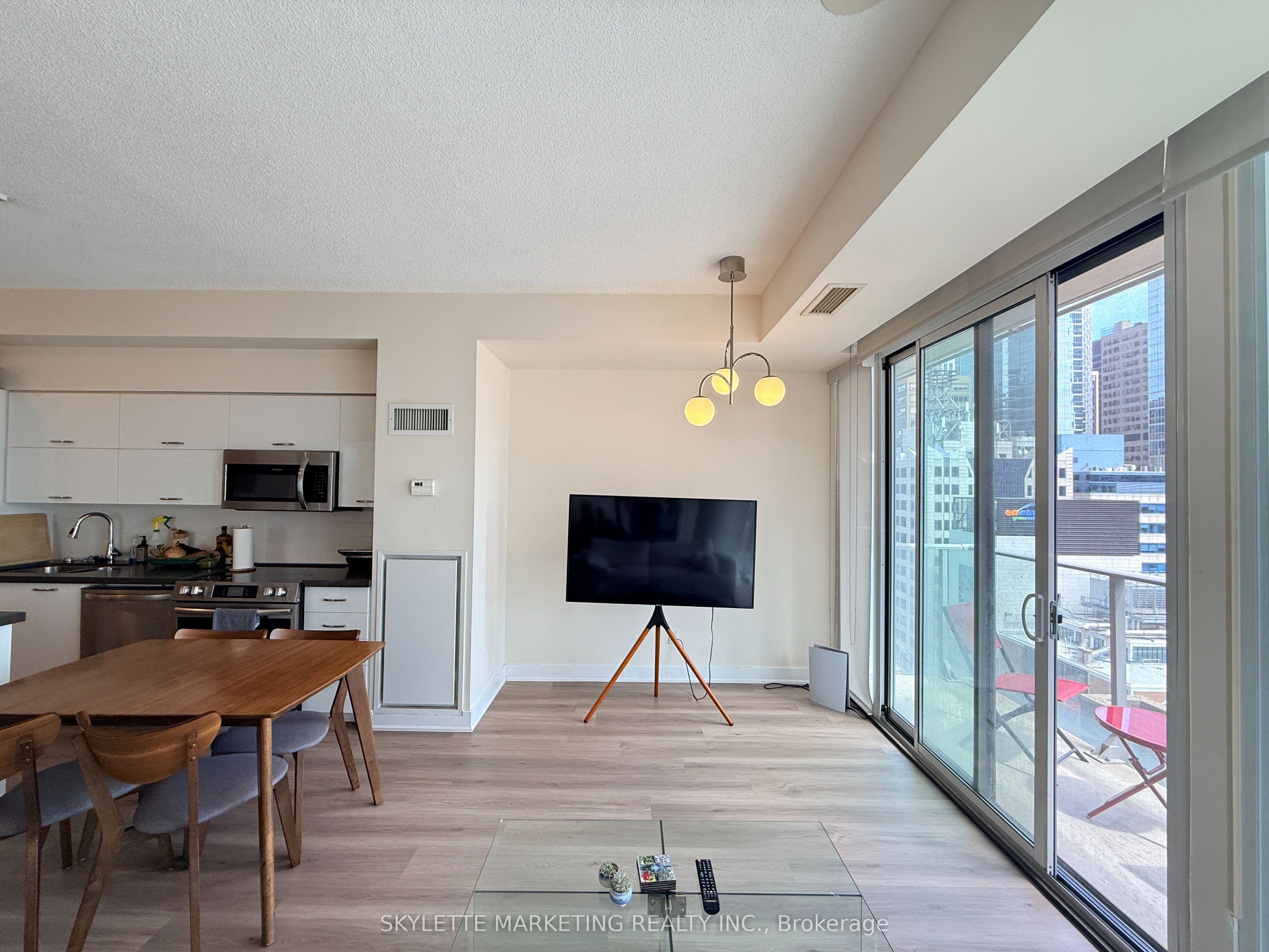 126 Simcoe Street 1203, Toronto, ON M5H 4E6 photo 5