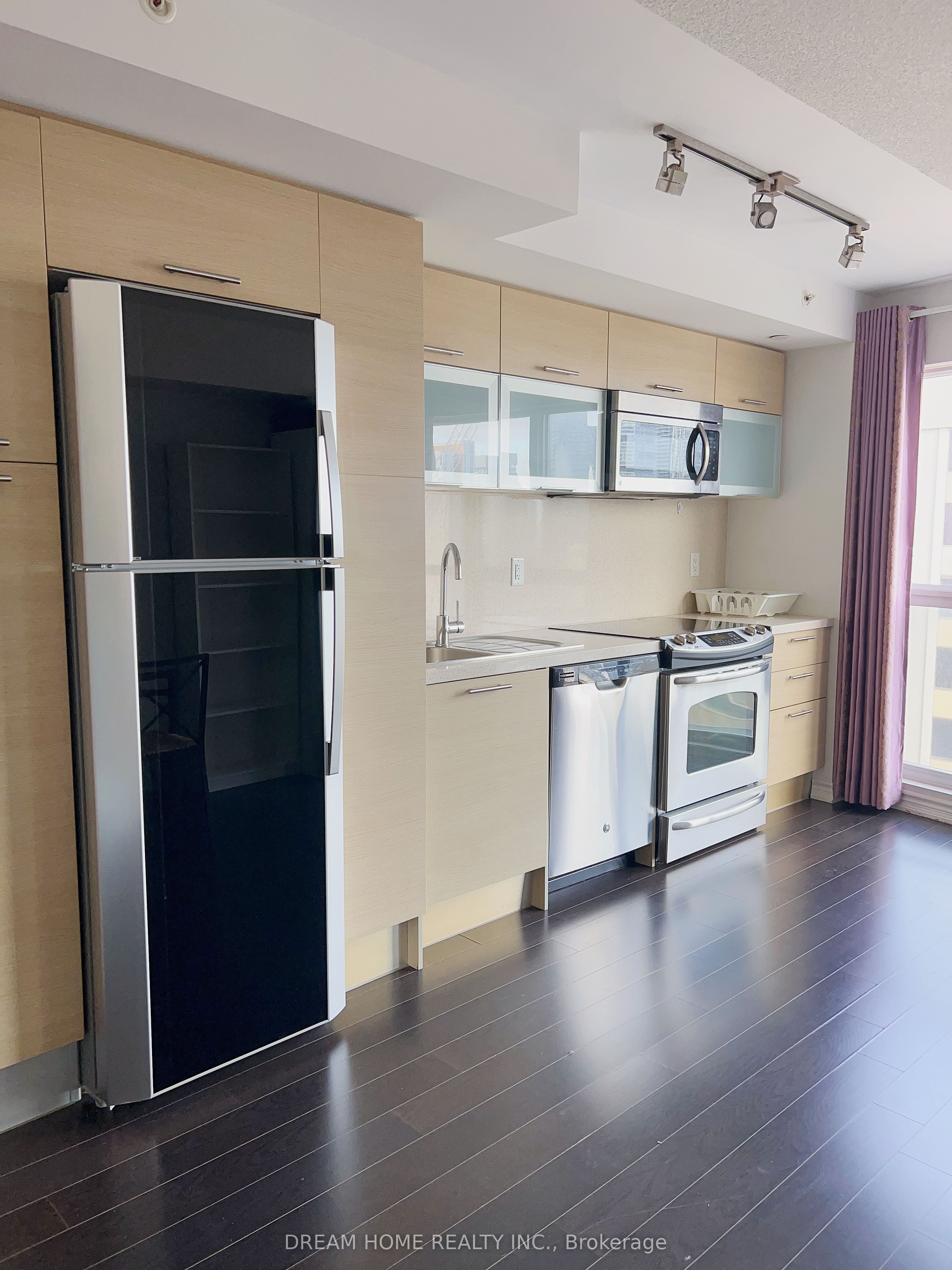 386 Yonge Street 1806, Toronto, ON M5B 0A5 photo 2
