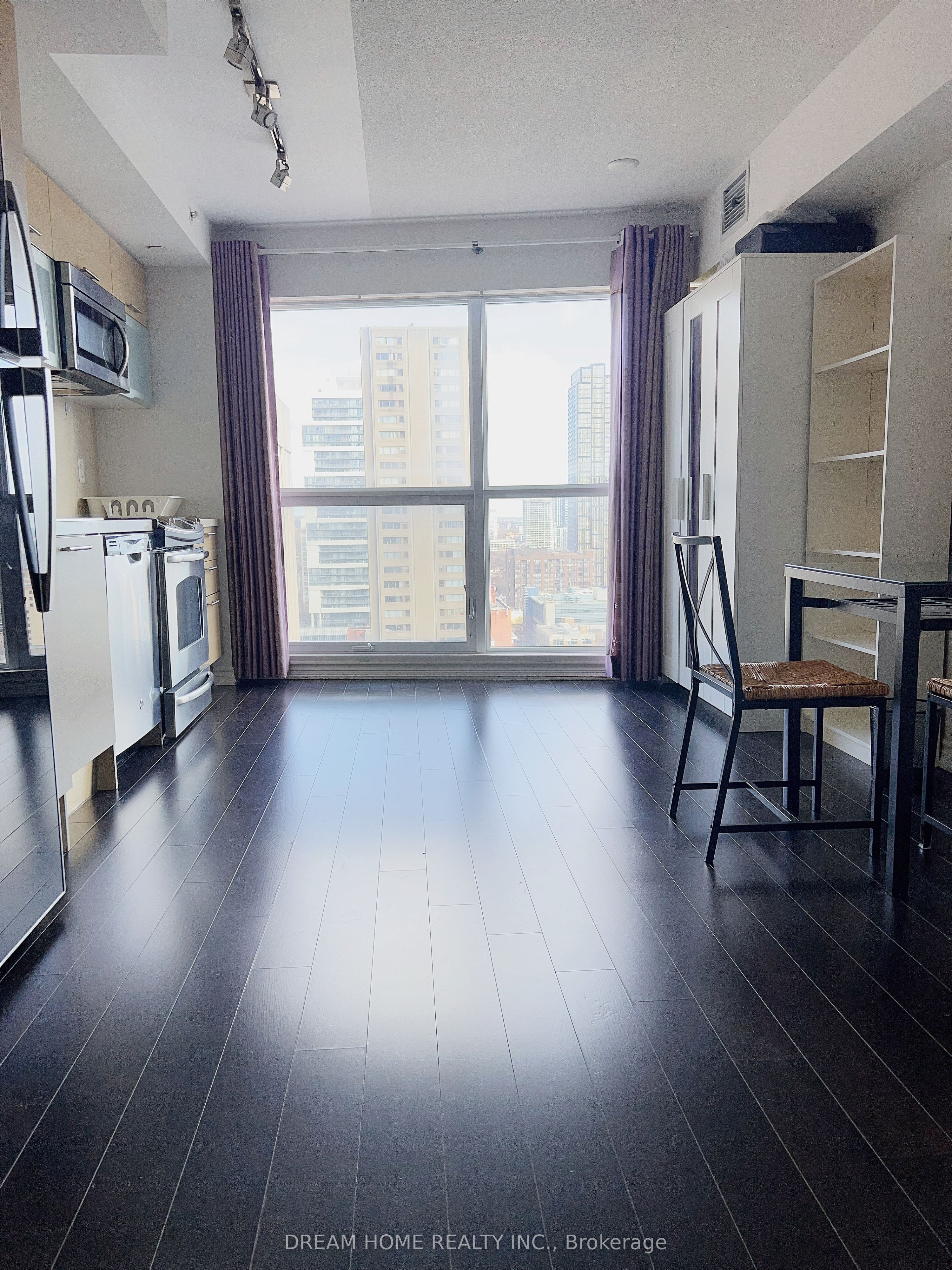 386 Yonge Street 1806, Toronto, ON M5B 0A5 photo 3
