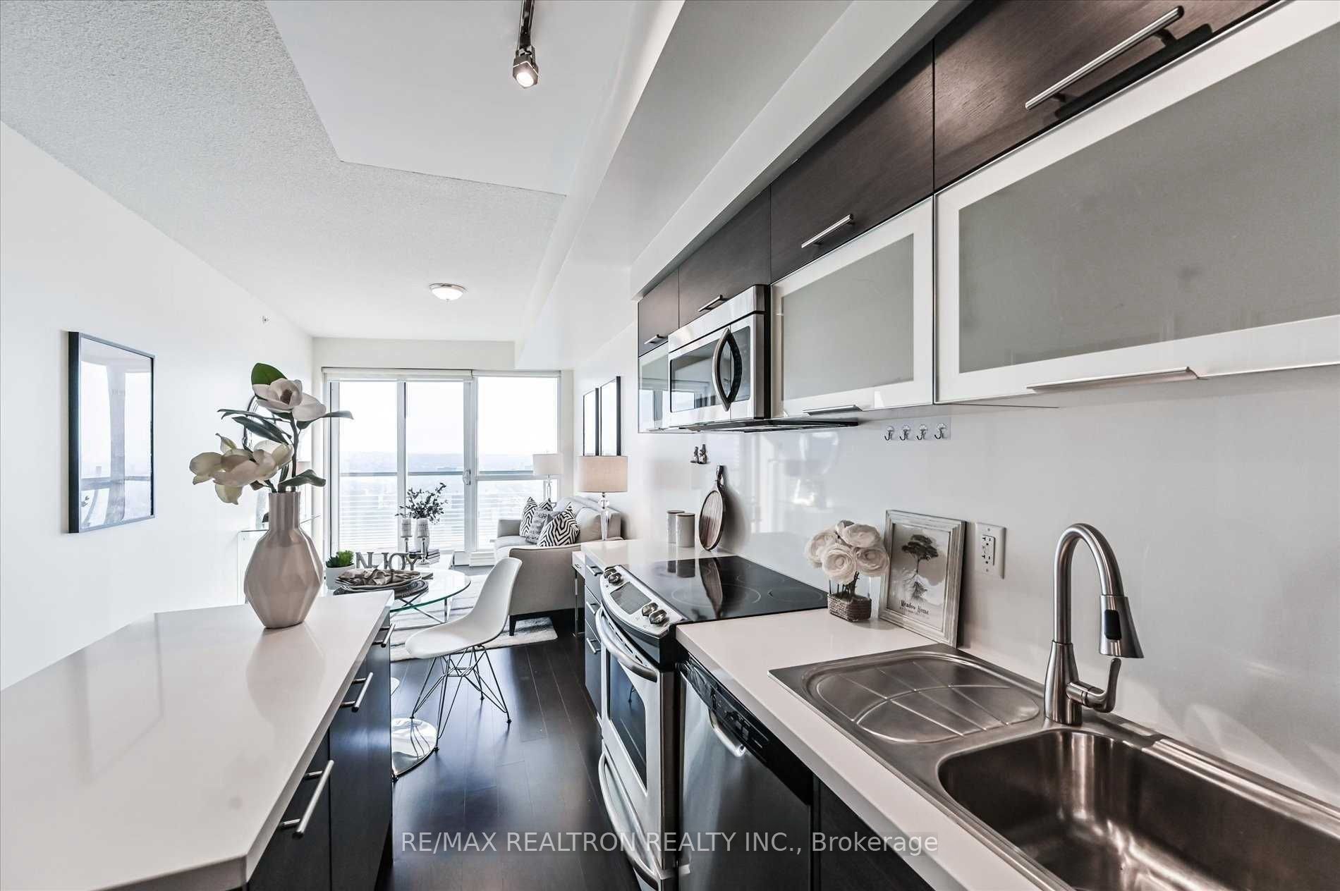 386 Yonge Street 4103, Toronto, ON M5G 2J9 photo 3