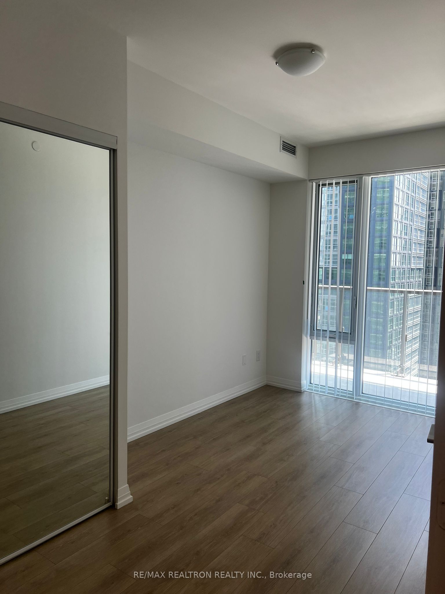 8 Widmer Street 3112, Toronto, ON M5V 0W6