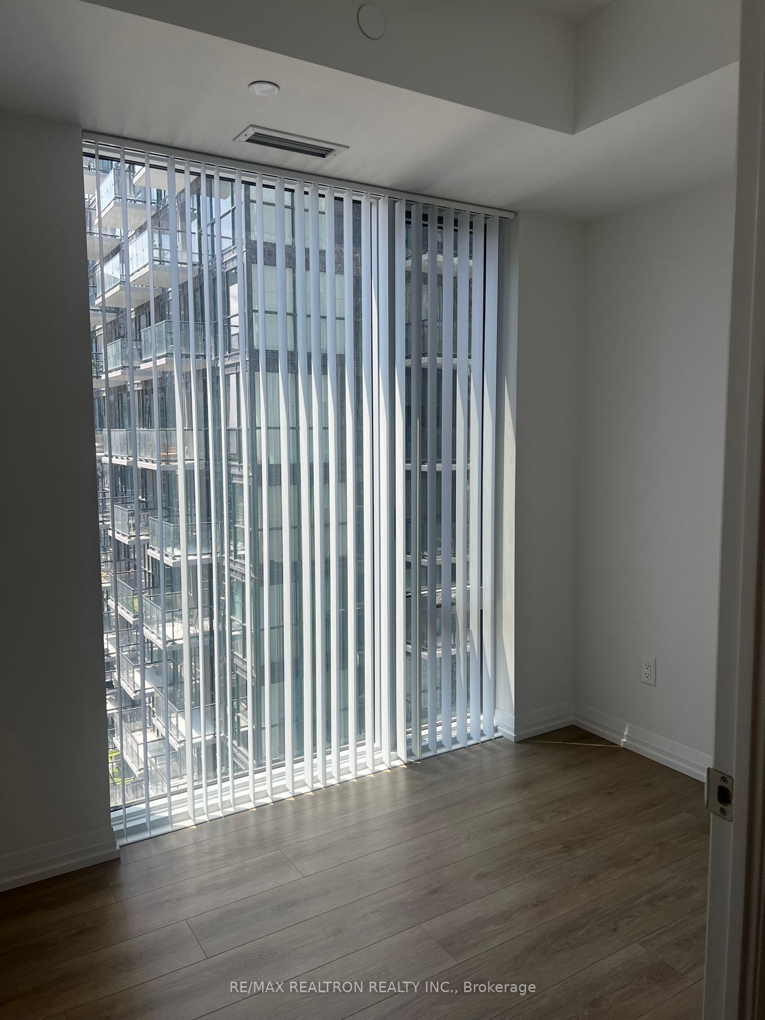 8 Widmer Street 3112, Toronto, ON M5V 0W6 photo 2