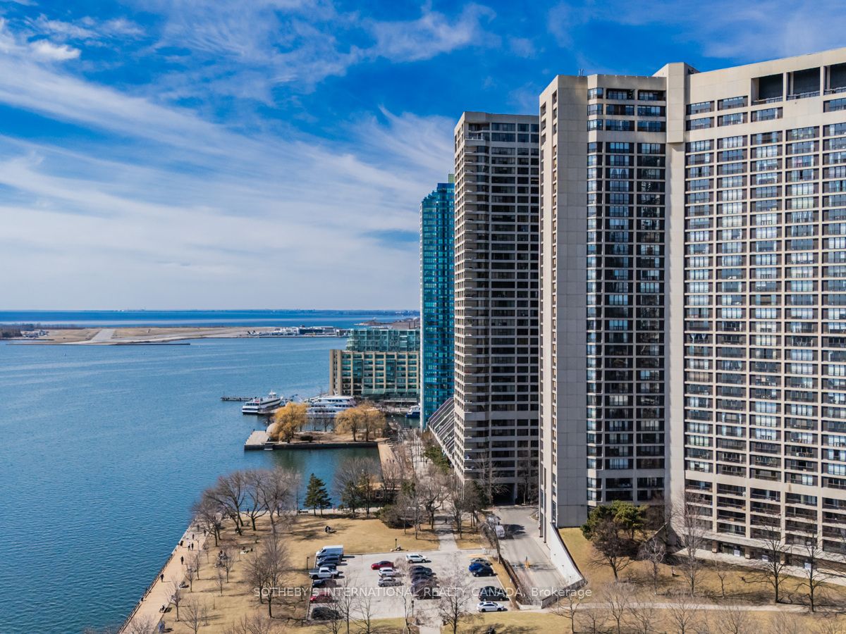 65 Harbour Square 2204, Toronto, ON M5J 2L4 photo 3
