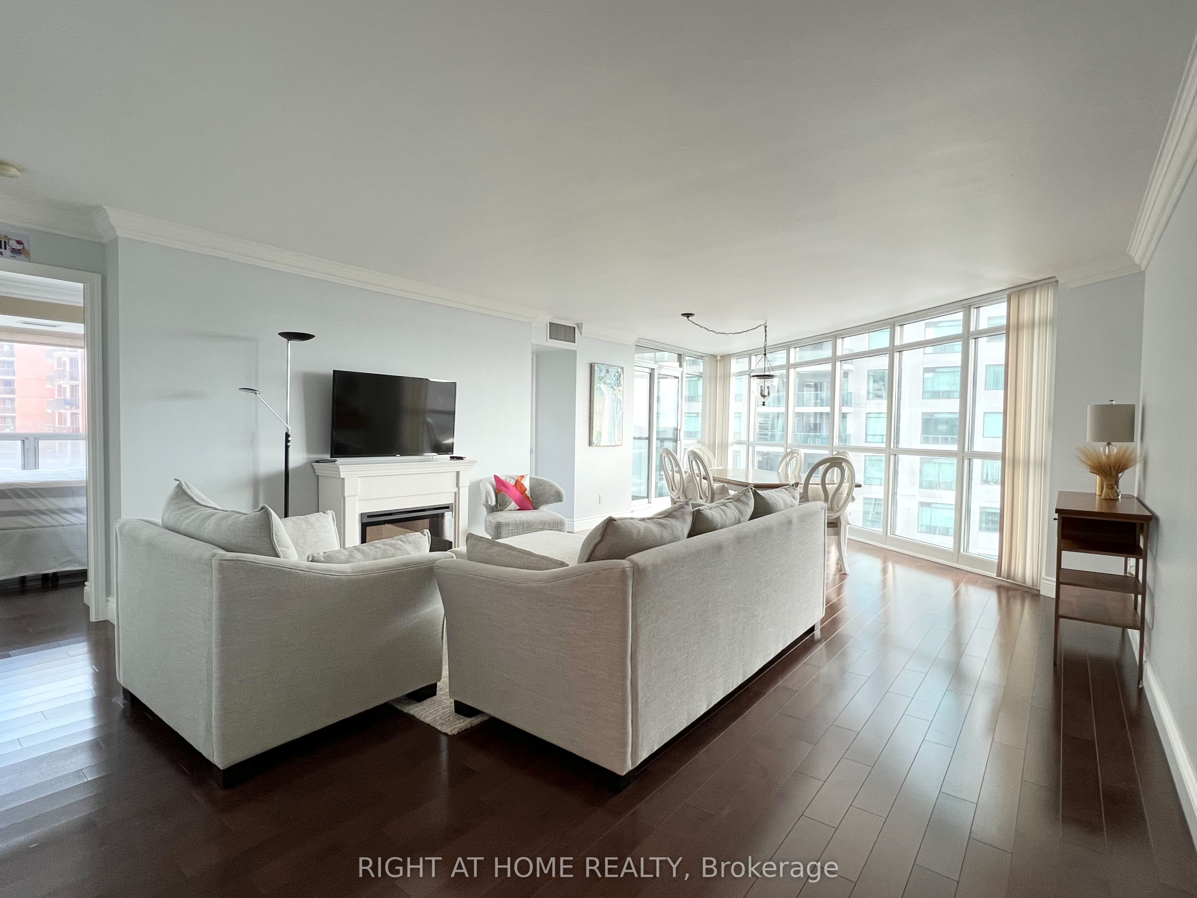 28 Harrison Garden Boulevard 702, Toronto, ON M2N 7B5 photo 5