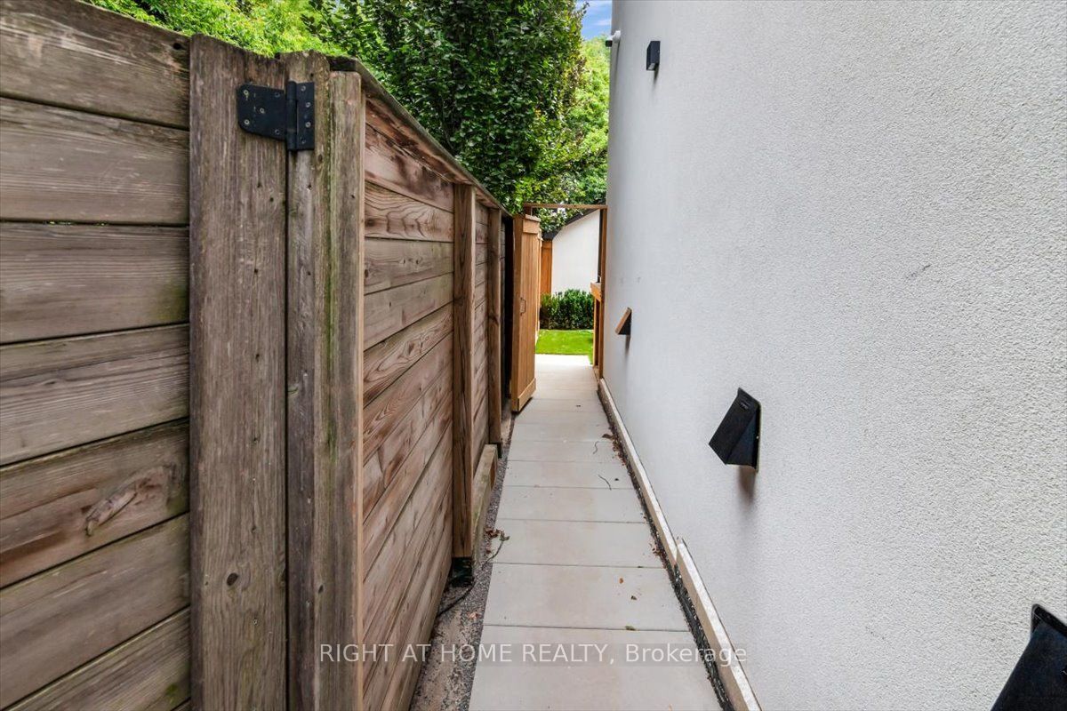 431 Arlington Avenue LOWER, Toronto, ON M6C 3A4 photo 2