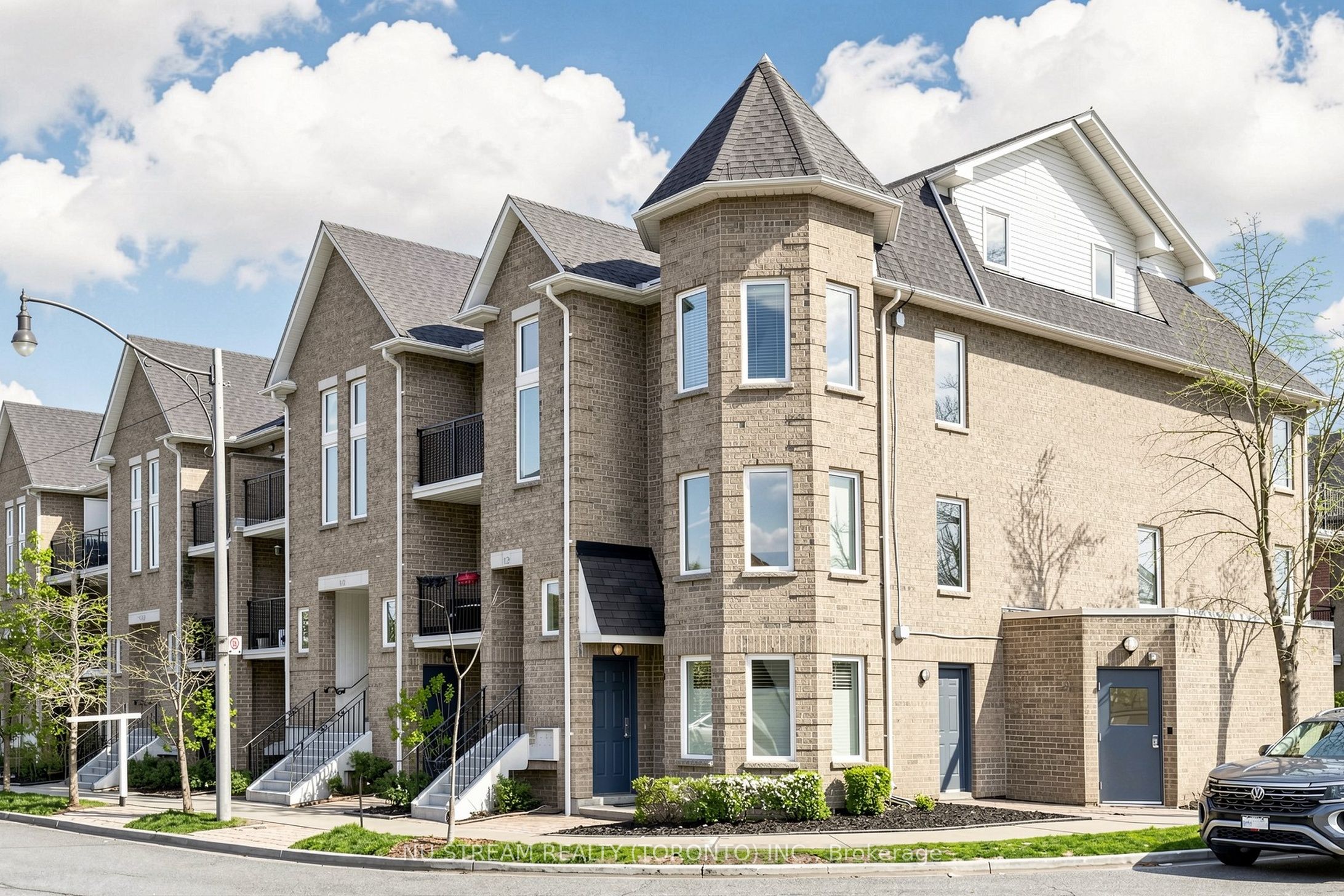 10 Brian Peck Crescent 201, Toronto, ON M4G 4K4 photo 2