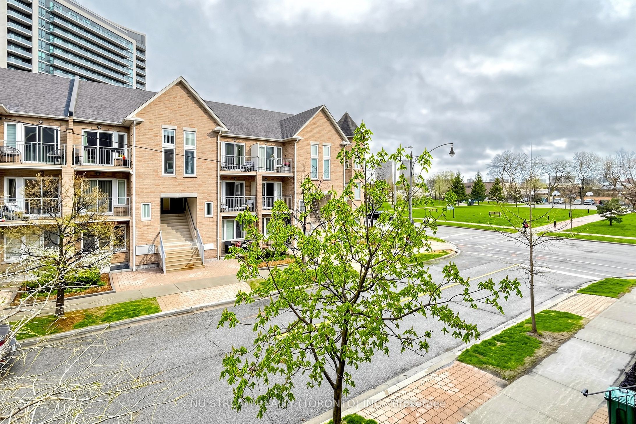 10 Brian Peck Crescent 201, Toronto, ON M4G 4K4 photo 3