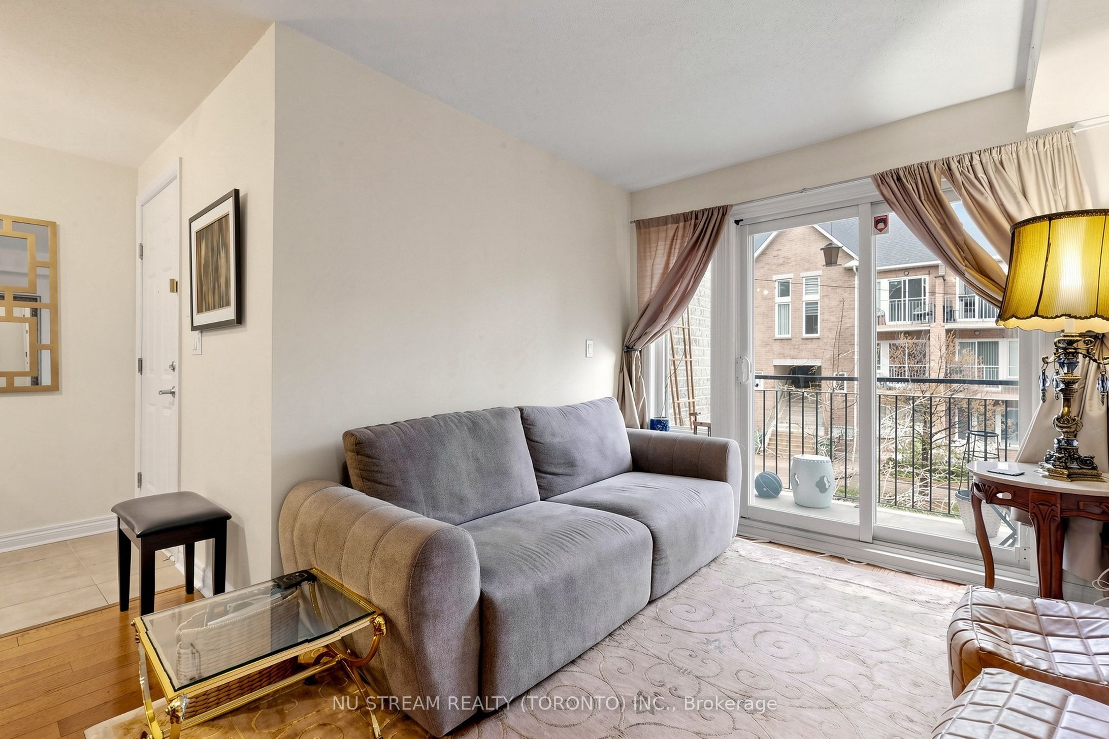 10 Brian Peck Crescent 201, Toronto, ON M4G 4K4 photo 5