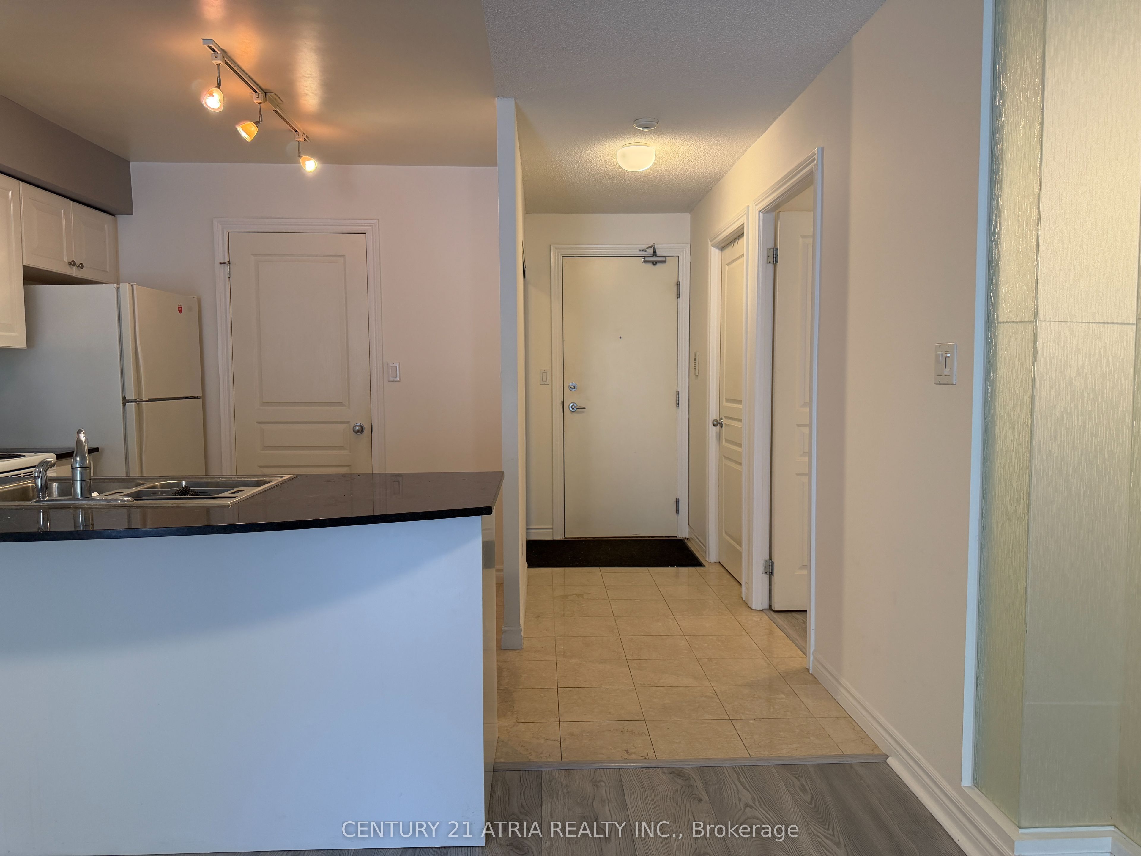 801 Bay Street 602, Toronto, ON M5S 1Y9
