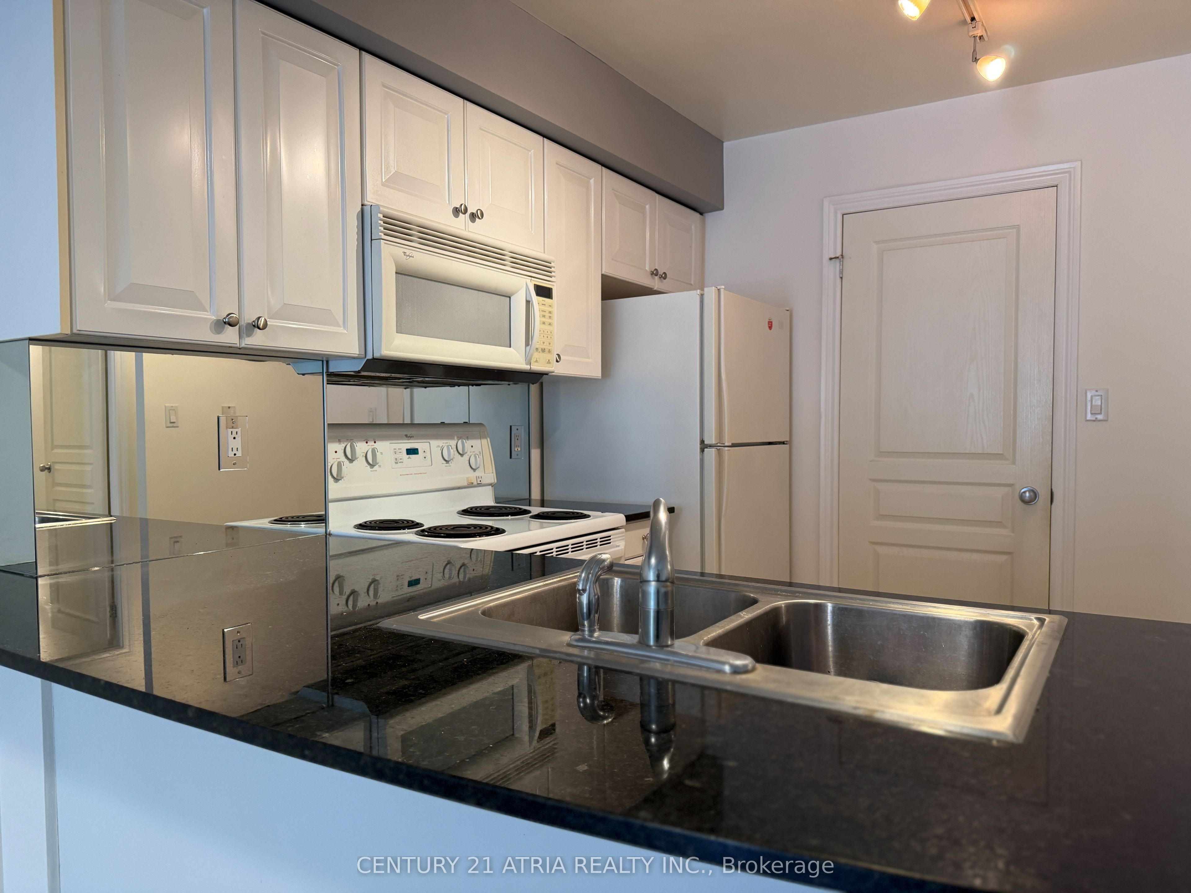 801 Bay Street 602, Toronto, ON M5S 1Y9 photo 3
