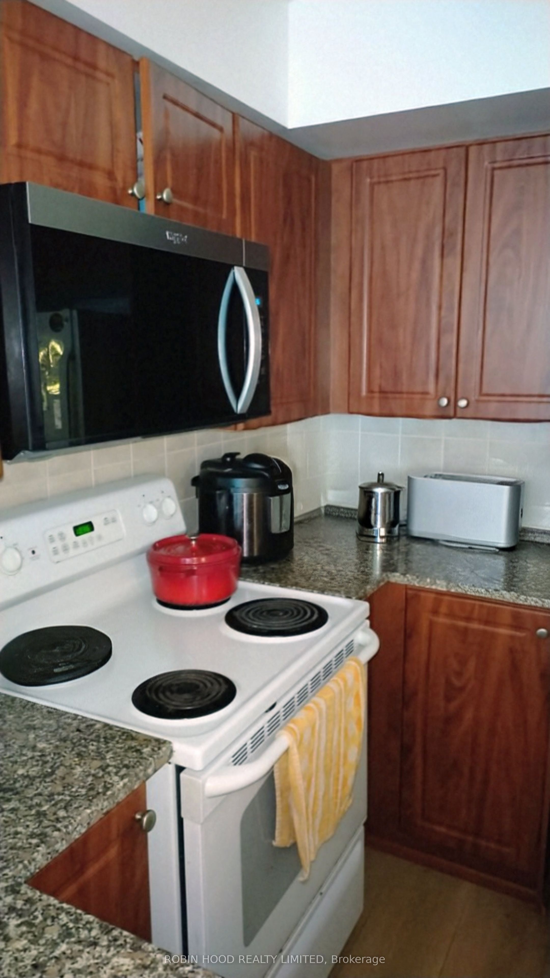 30 Grand Trunk Crescent 30, Toronto, ON M5J 3A4 photo 2