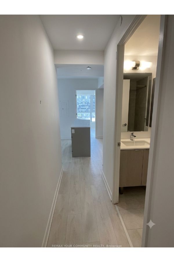 8 Tippett Road 527, Toronto, ON M3H 0E7 photo 4