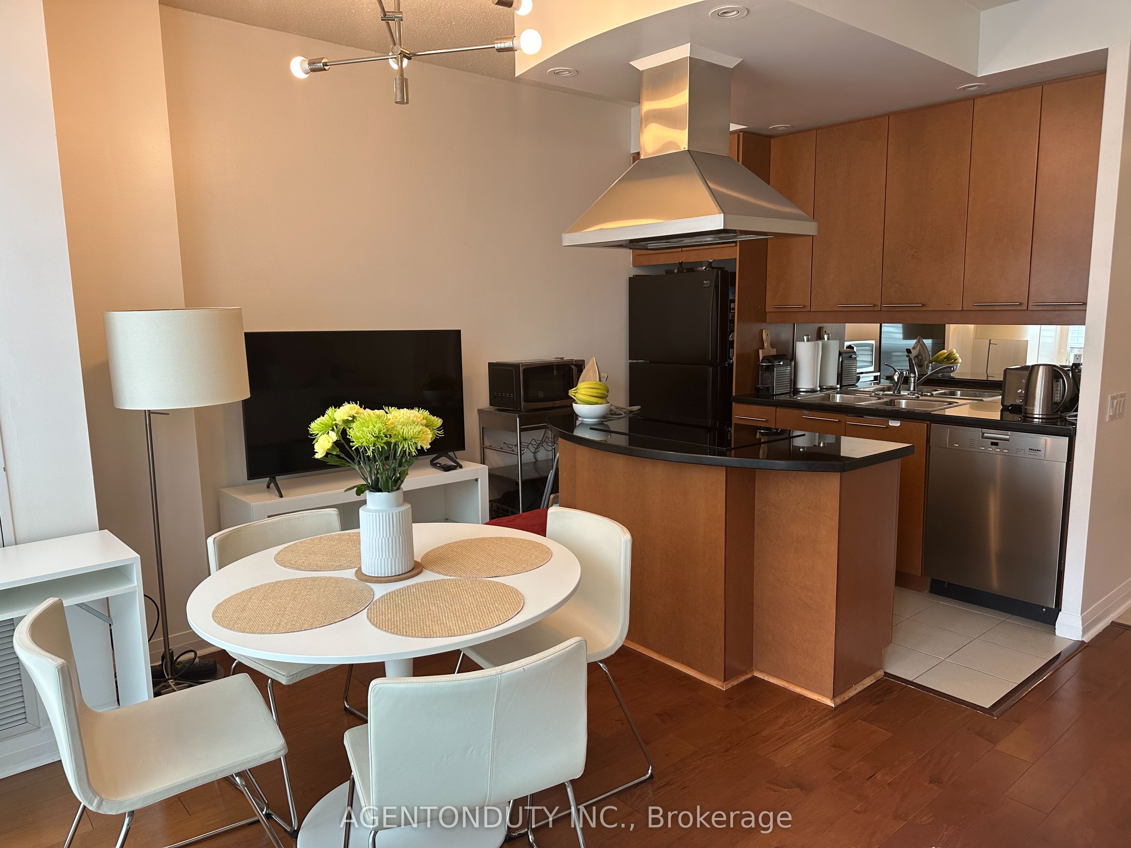 1121 Bay Street 1109, Toronto, ON M5S 3L9 photo 2