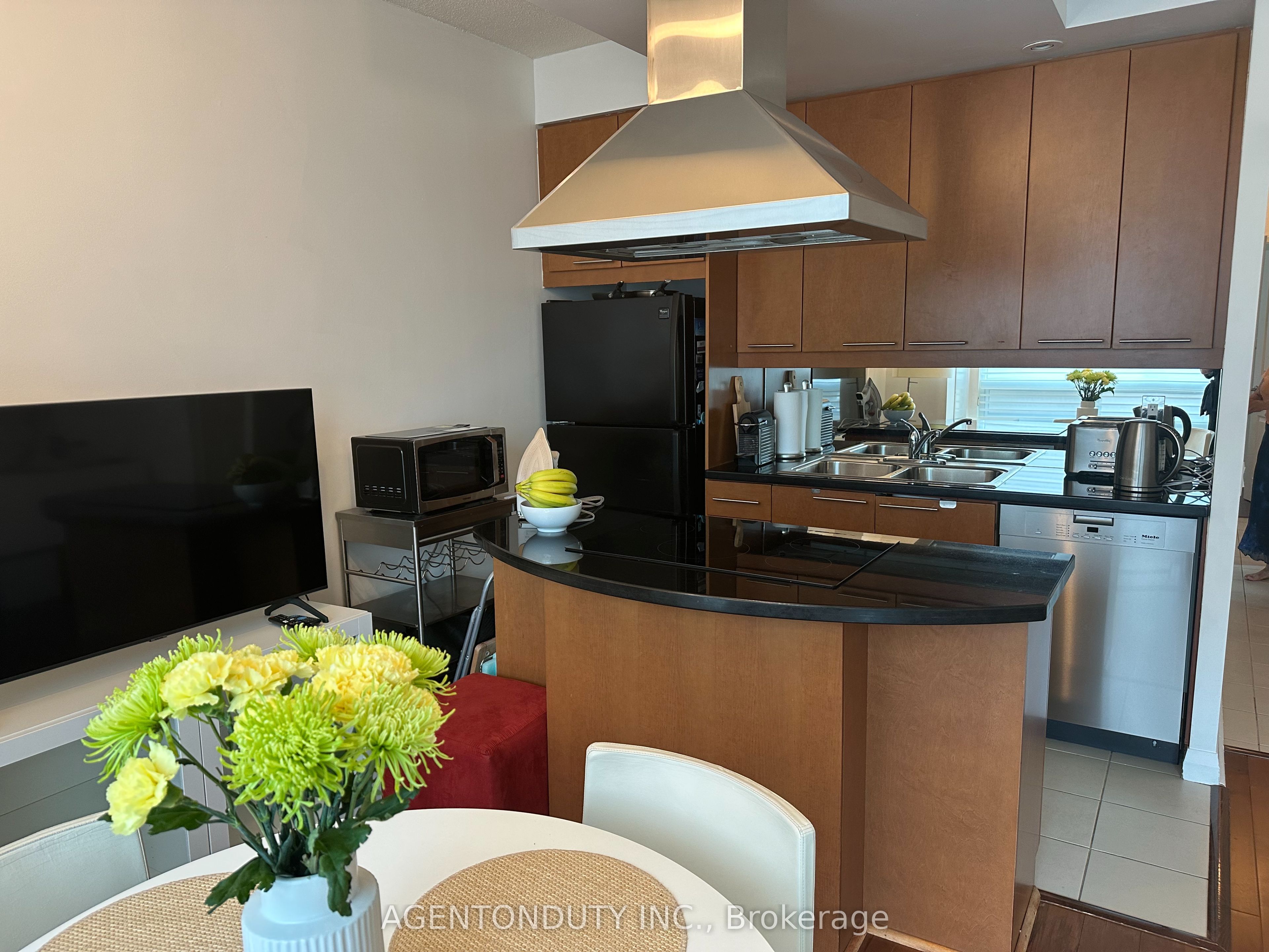 1121 Bay Street 1109, Toronto, ON M5S 3L9 photo 3