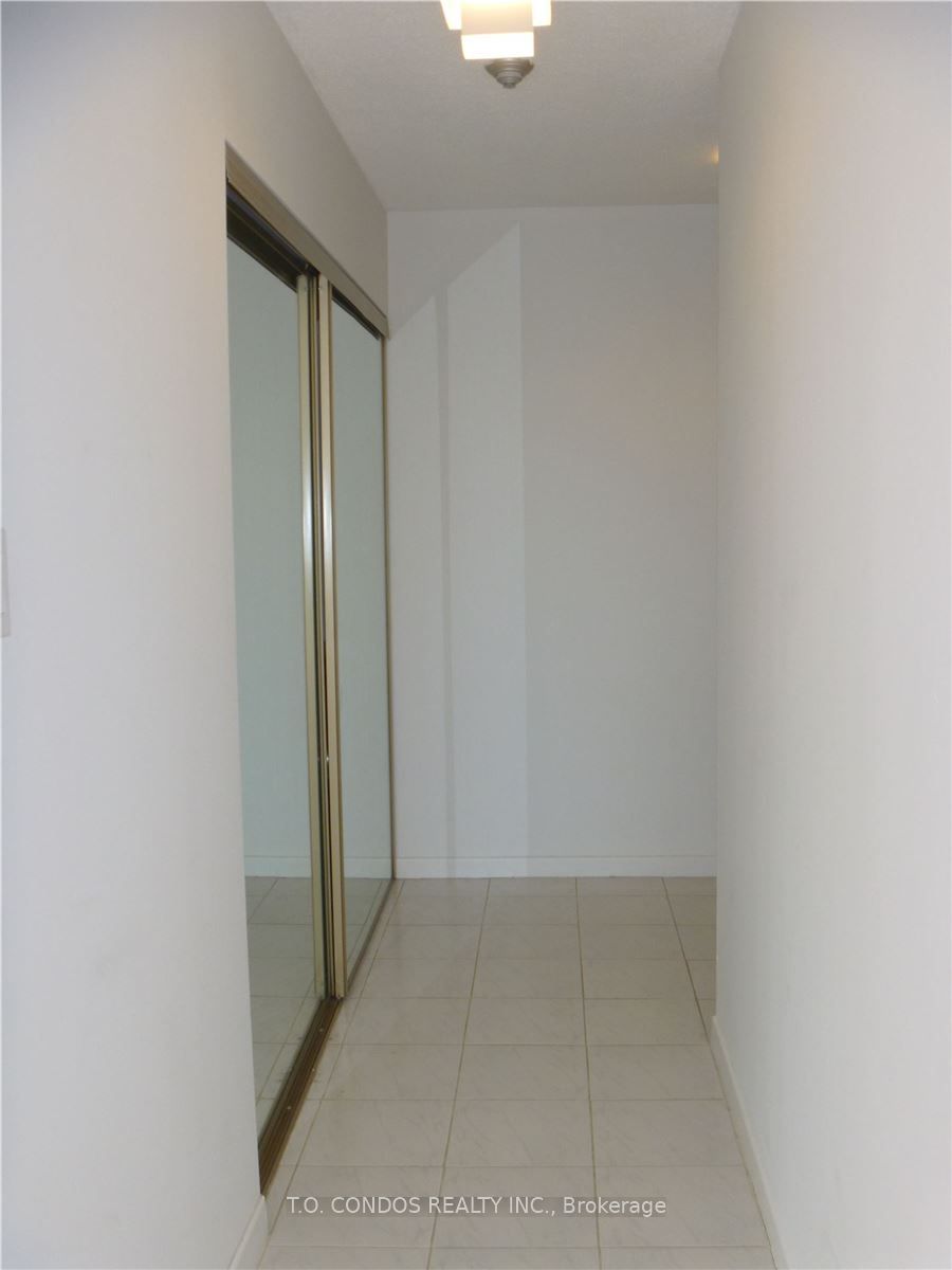 44 St Joseph Street 1114, Toronto, ON M4Y 2W4 photo 2