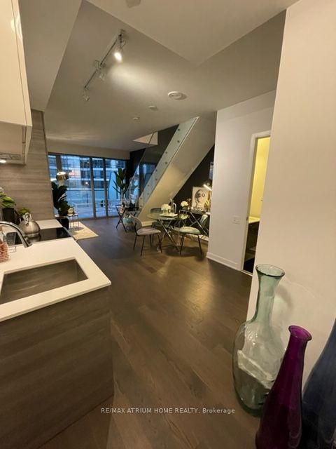 57 St Joseph Street 1611, Toronto, ON M5S 0C5 photo 4