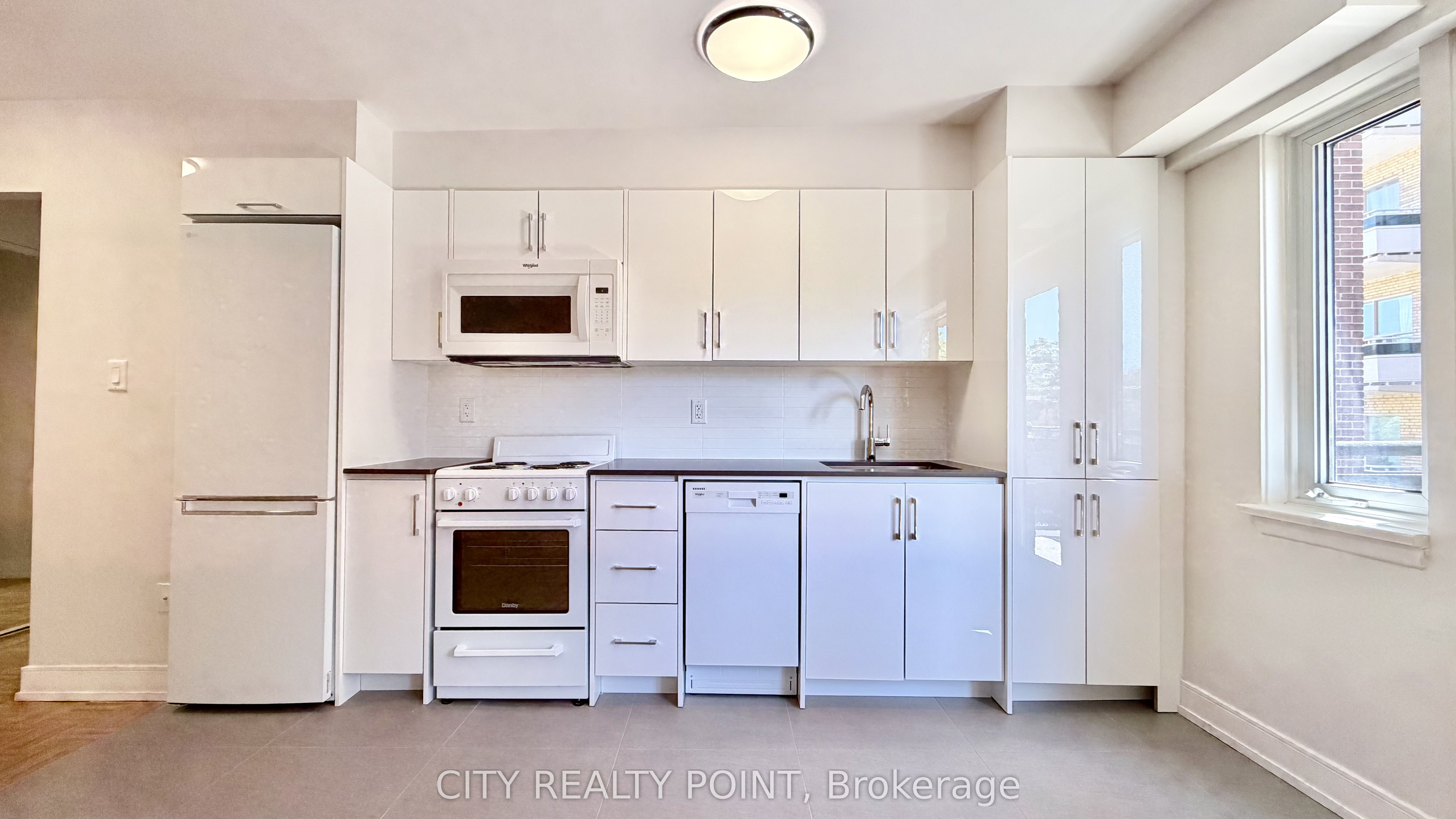 95 Lawton Boulevard 608, Toronto, ON M4V 1Z8 photo 5
