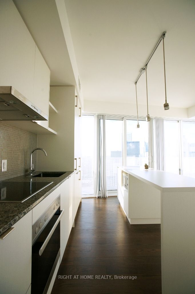 100 Harbour Street 5704, Toronto, ON M5J 0B5 photo 4